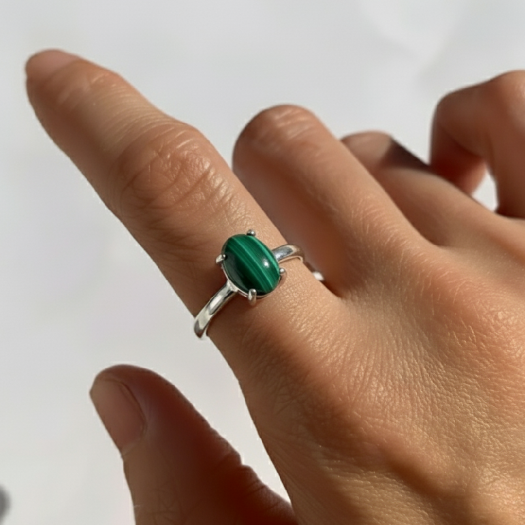 Vintage Malachite Ring - Oval Green Stone in 925 Sterling Silver, perfect for everyday elegance and special gifts.