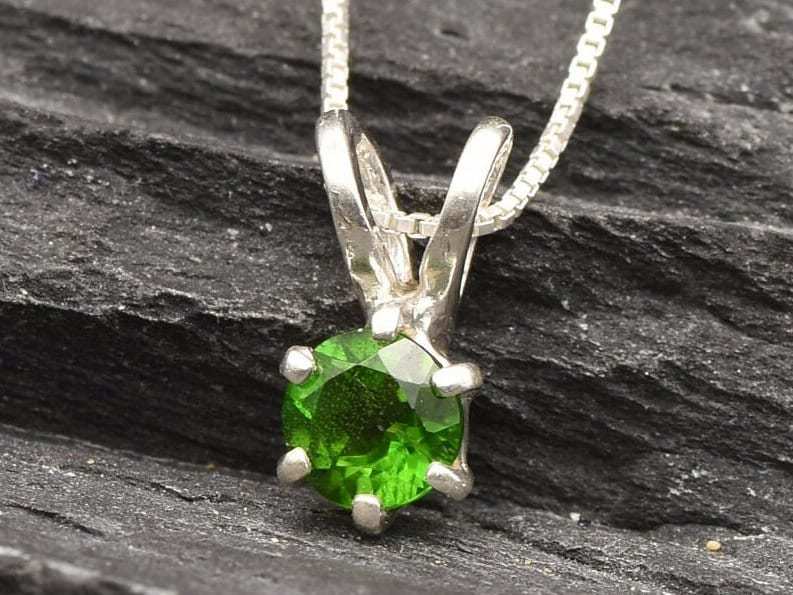 Chrome Pendant, Small Round Pendant, Natural Chrome Diopside, Chrome Necklace, Layering Necklace, Small Pendant, Solid Silver, Minimalist
