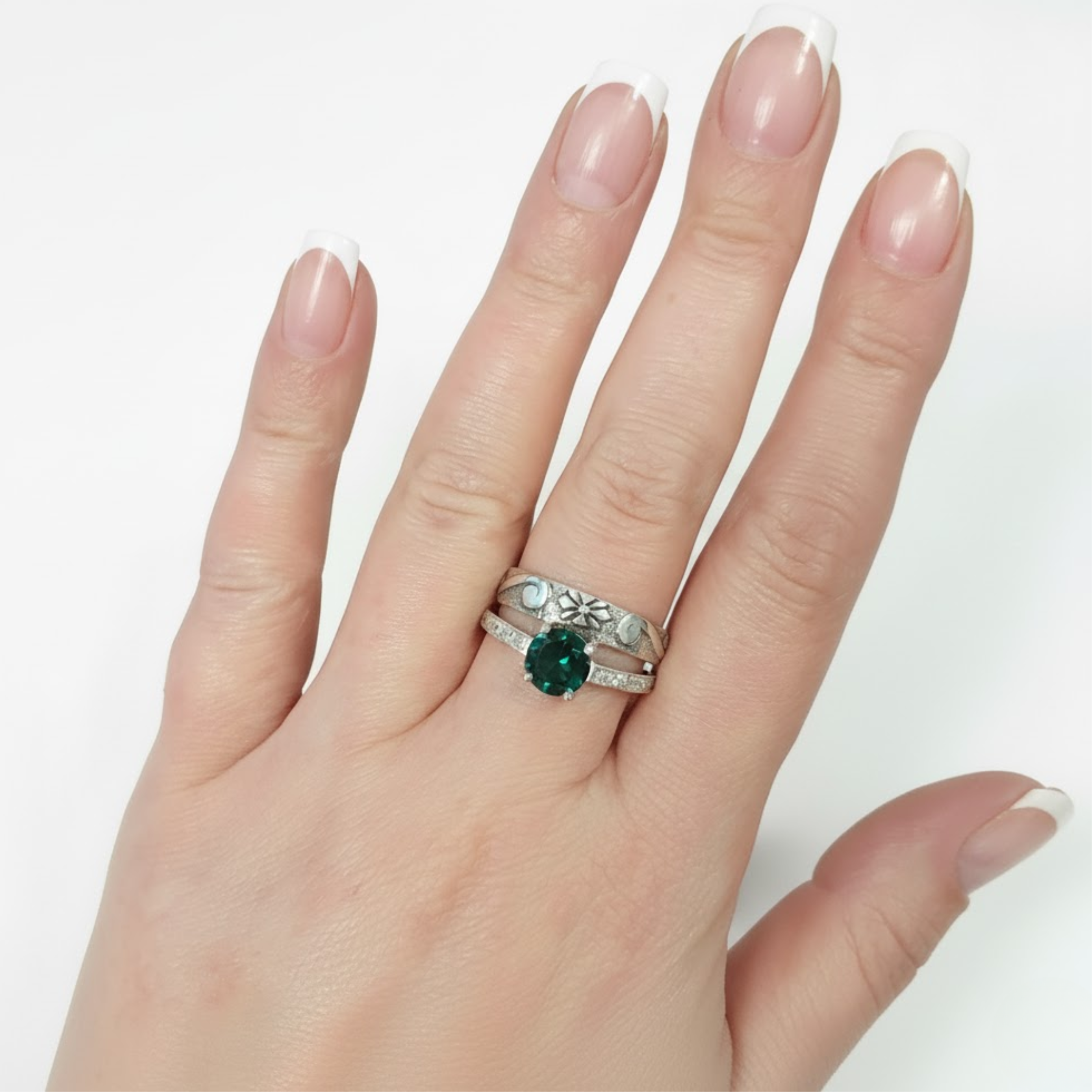 Lovely created emerald ring in 925 sterling silver, showcasing a round green stone, perfect for May birthdays and everyday elegance.