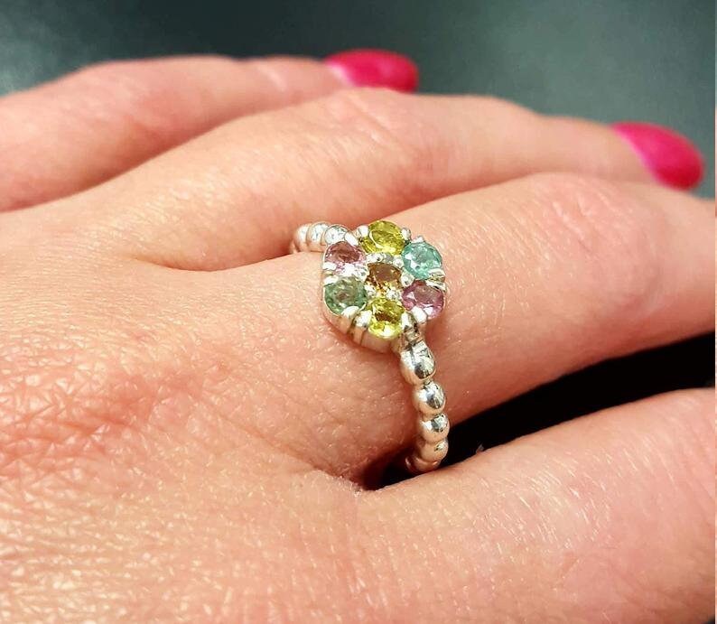 Peridot Ring, Natural Peridot, August Birthstone, Flower Ring, Vintage Flower Ring, Green Flower Ring, Silver Bubble Band, Solid Silver Ring