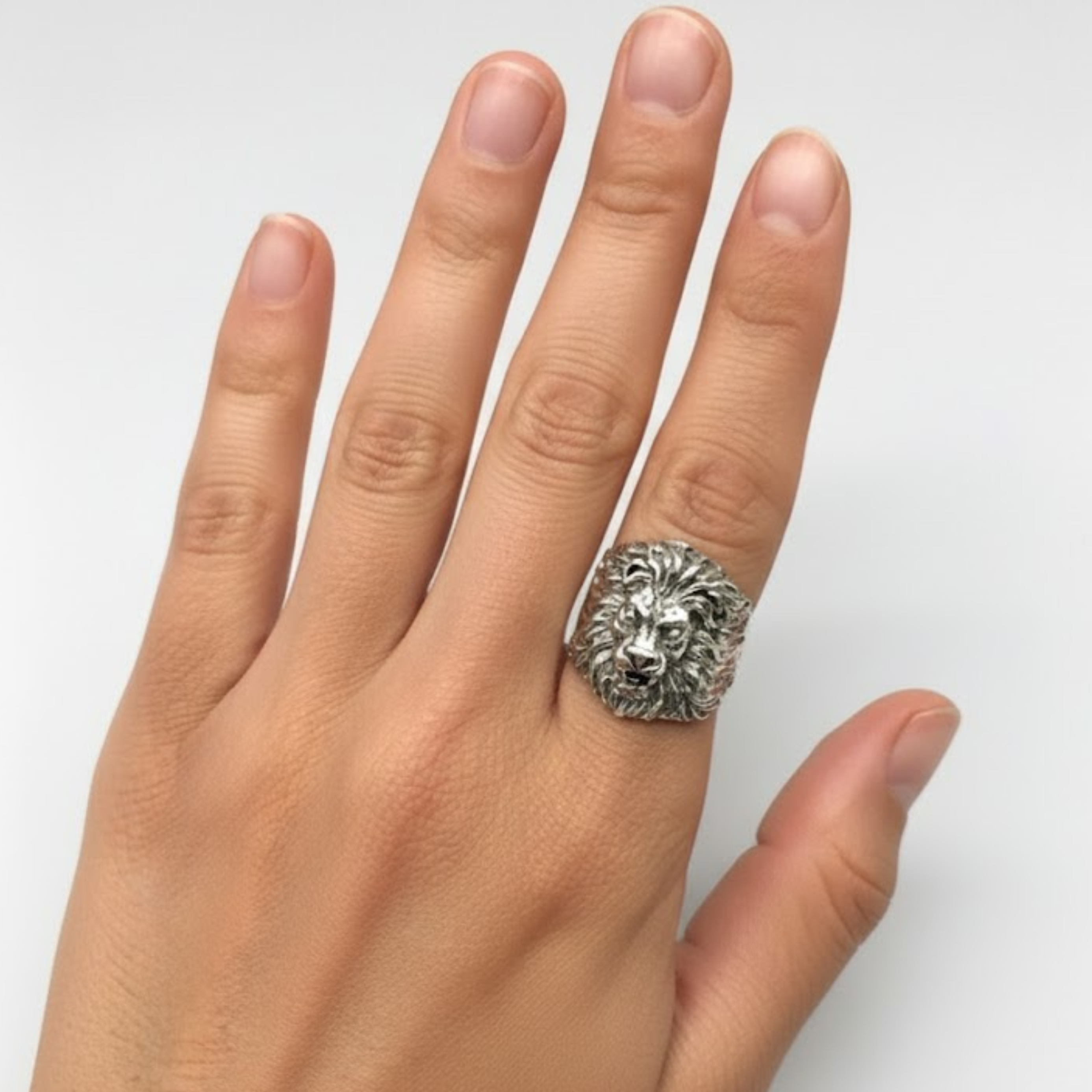 Stylish Silver Lion Ring featuring intricate details, perfect for animal lovers and a striking gift for any occasion.