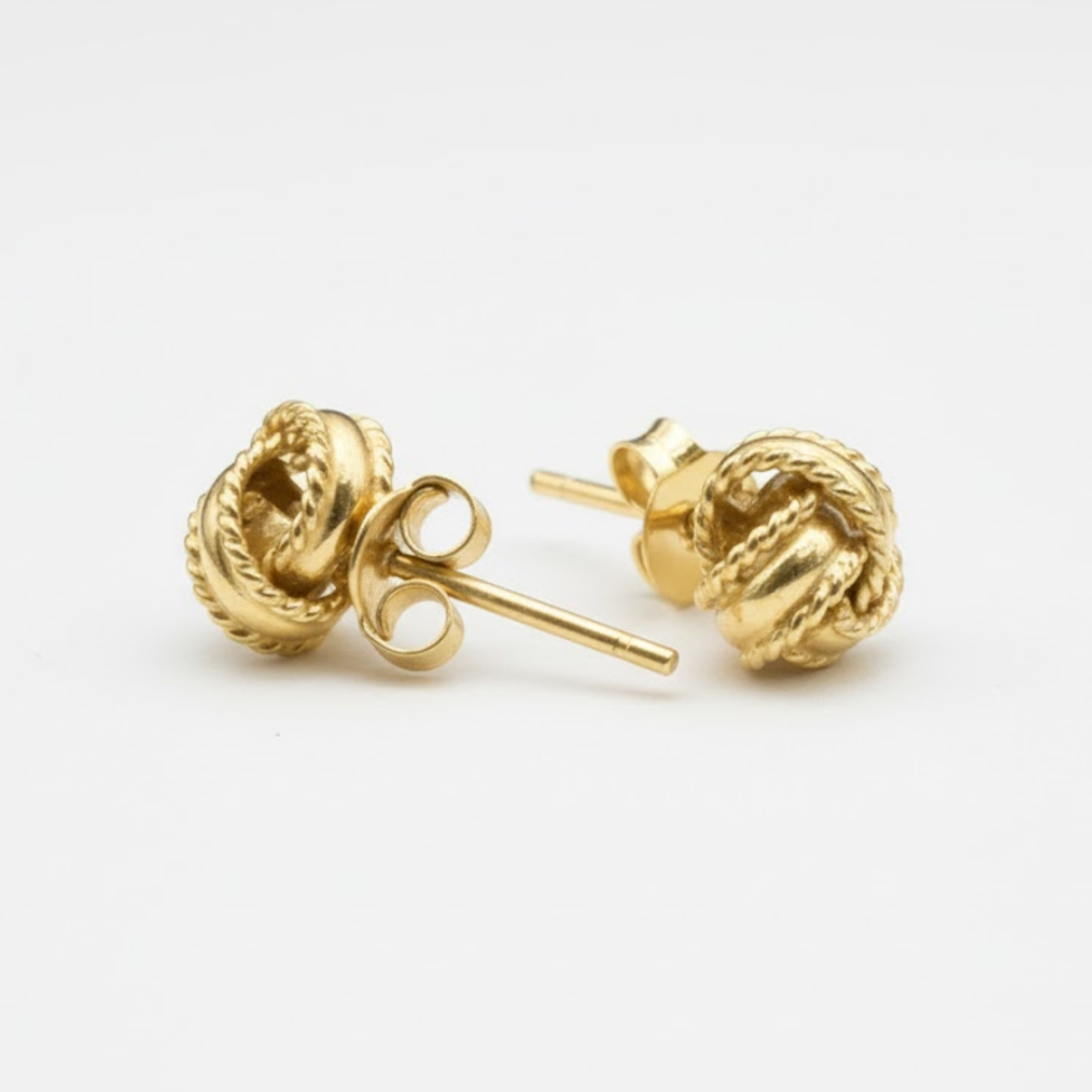 Stylish Gold Knot Earrings - 18k Gold Vermeil, a timeless accessory for everyday elegance or special celebration gifts.