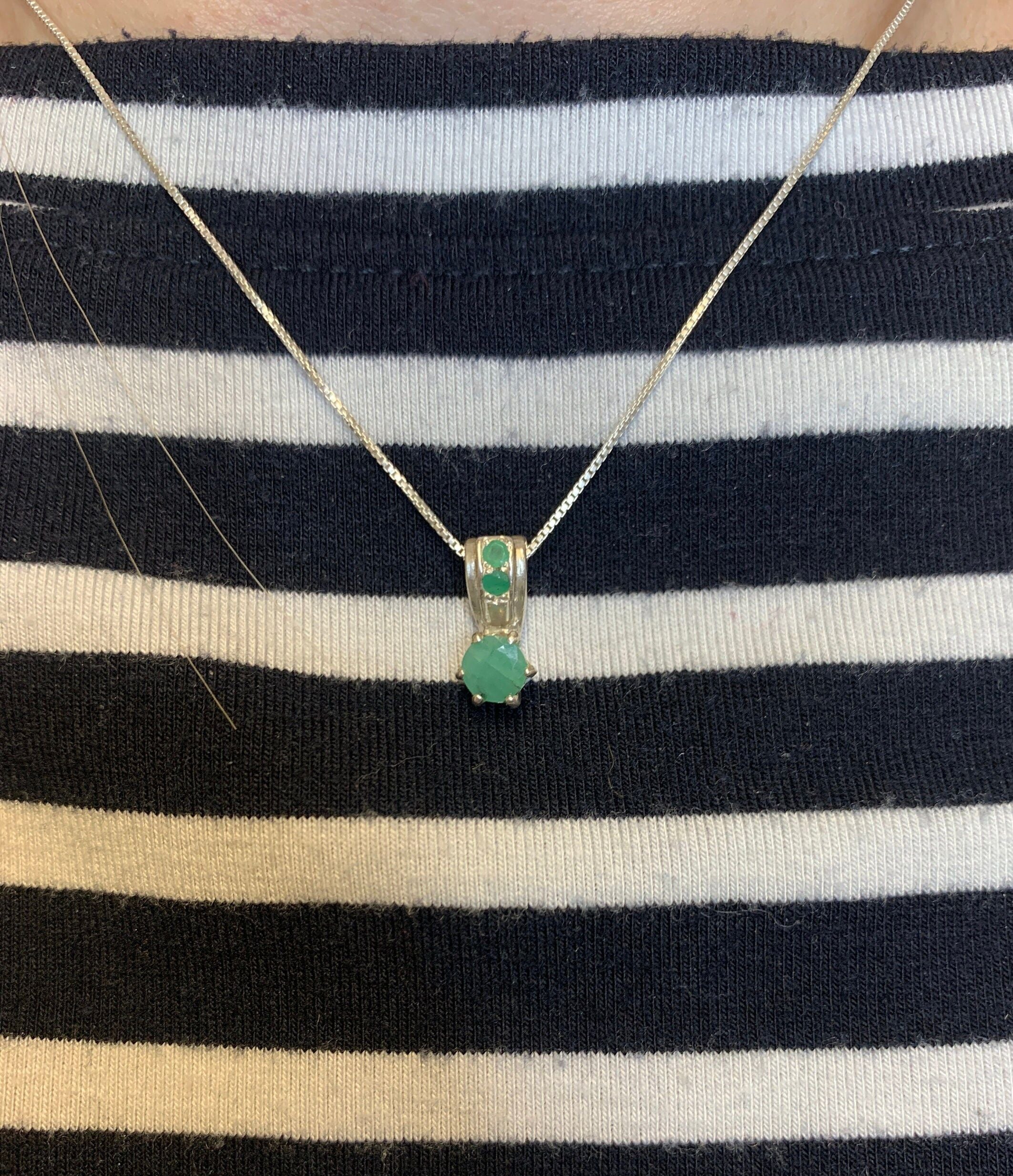 Stunning 925 silver emerald pendant with vibrant green gemstone, perfect for celebrating birthdays and meaningful moments.