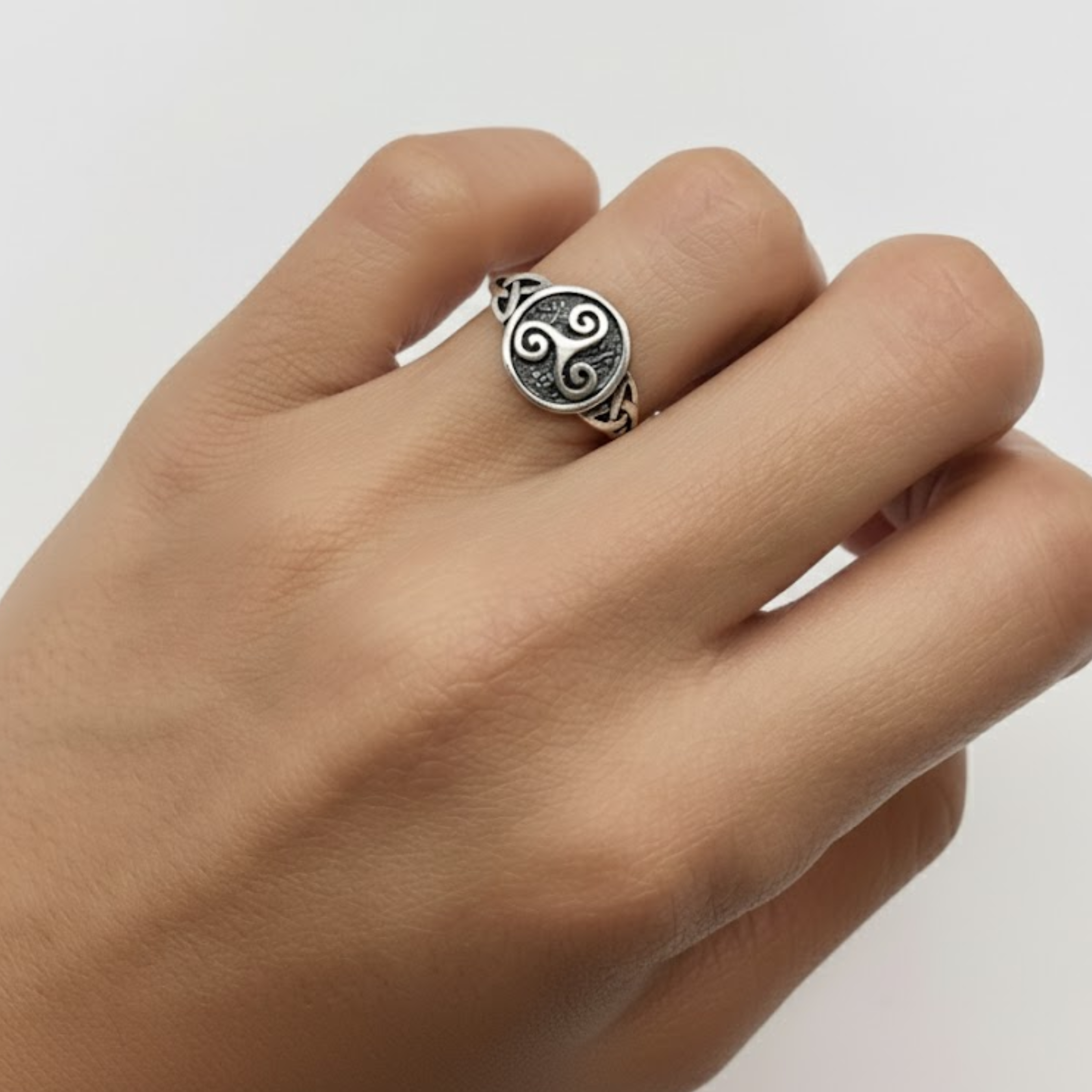 Celtic Triskelion Ring - Vintage 925 Sterling Silver - Stylish accessory for daily wear and meaningful gifts.