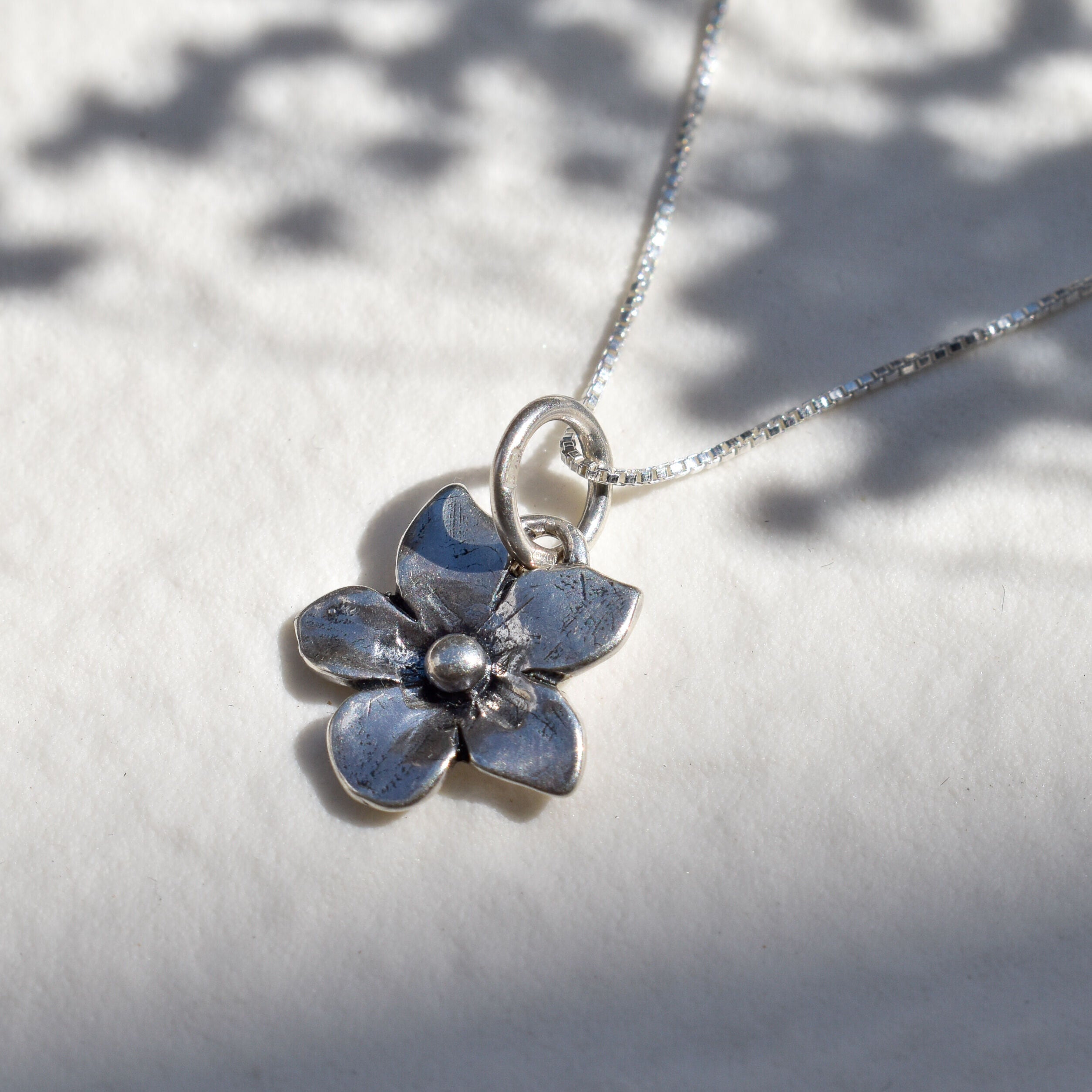 Silver Flower Necklace - Silver Daisy Necklace - Cute Flower Pendant made in 925 Sterling Silver. Ideal for everyday wear and perfect for birthday gifting and special occasions.