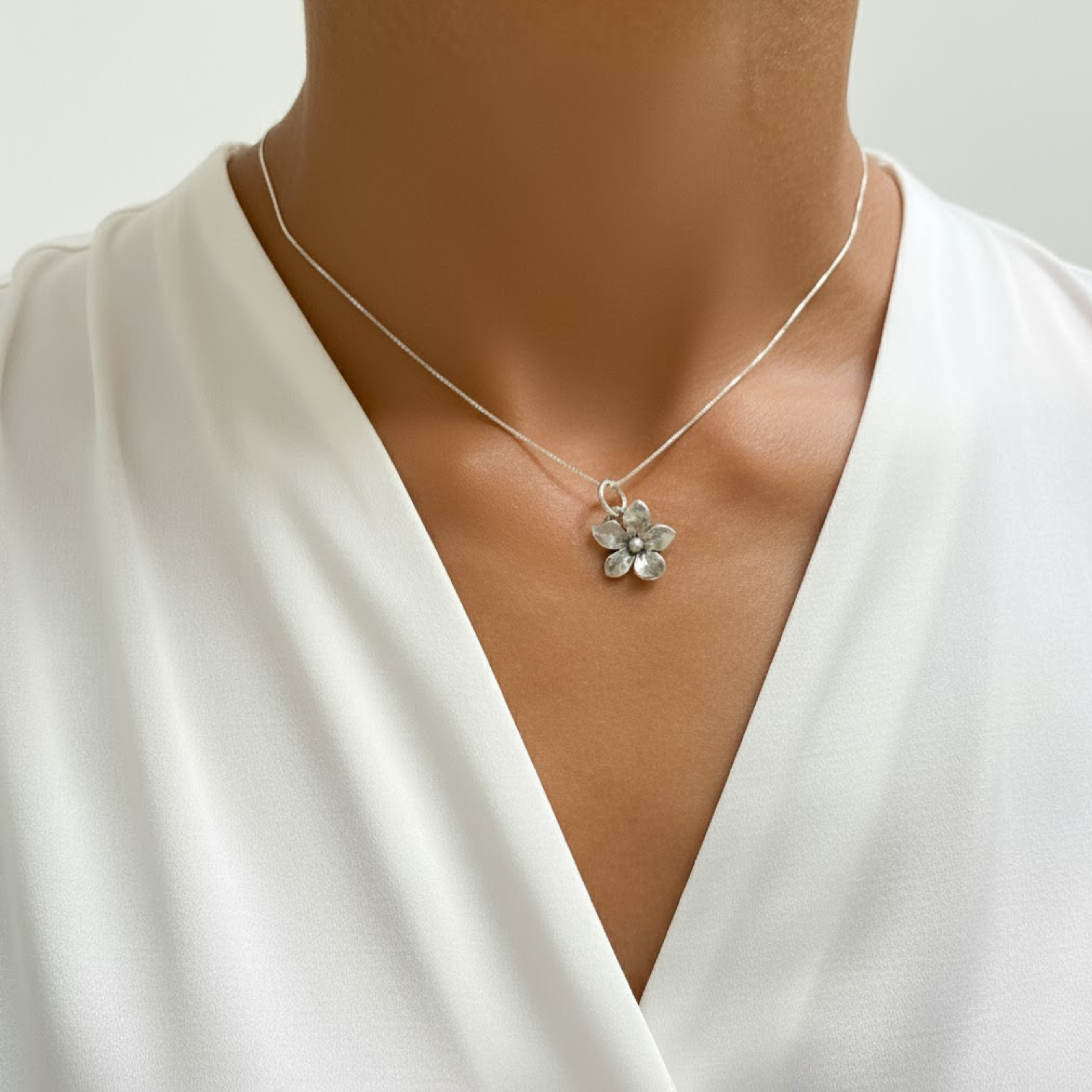Silver Flower Pendant Necklace - Charming Daisy Design in 925 Sterling Silver. Perfect for daily wear and special gifts.