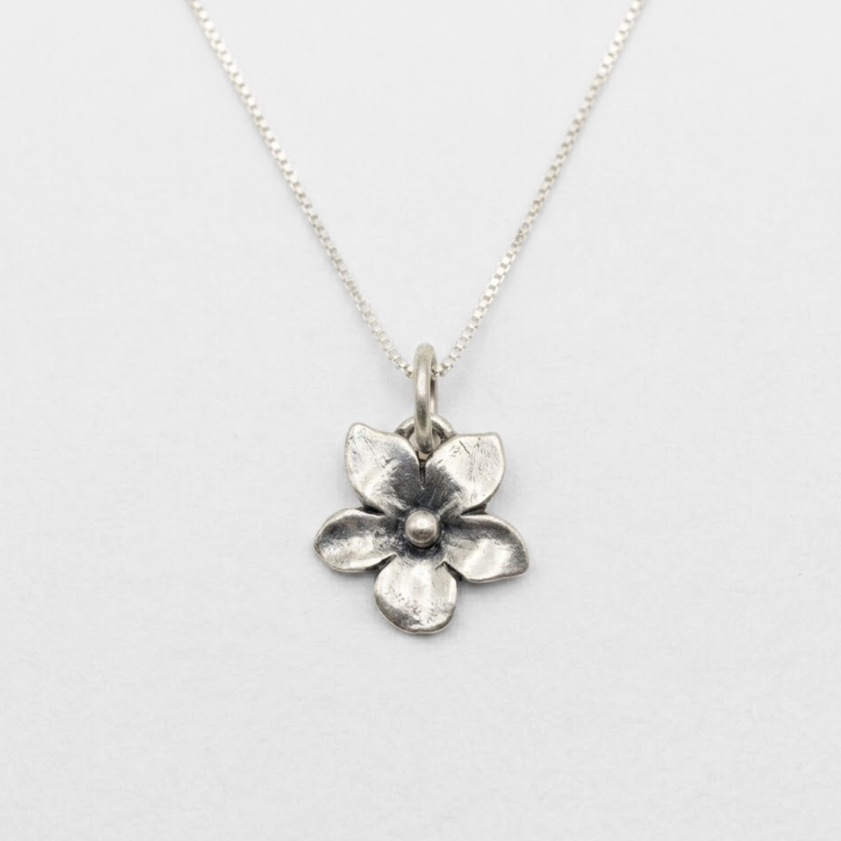 Silver Flower Necklace - Silver Daisy Necklace - Cute Flower Pendant made in 925 Sterling Silver. Ideal for everyday wear and perfect for birthday gifting and special occasions.
