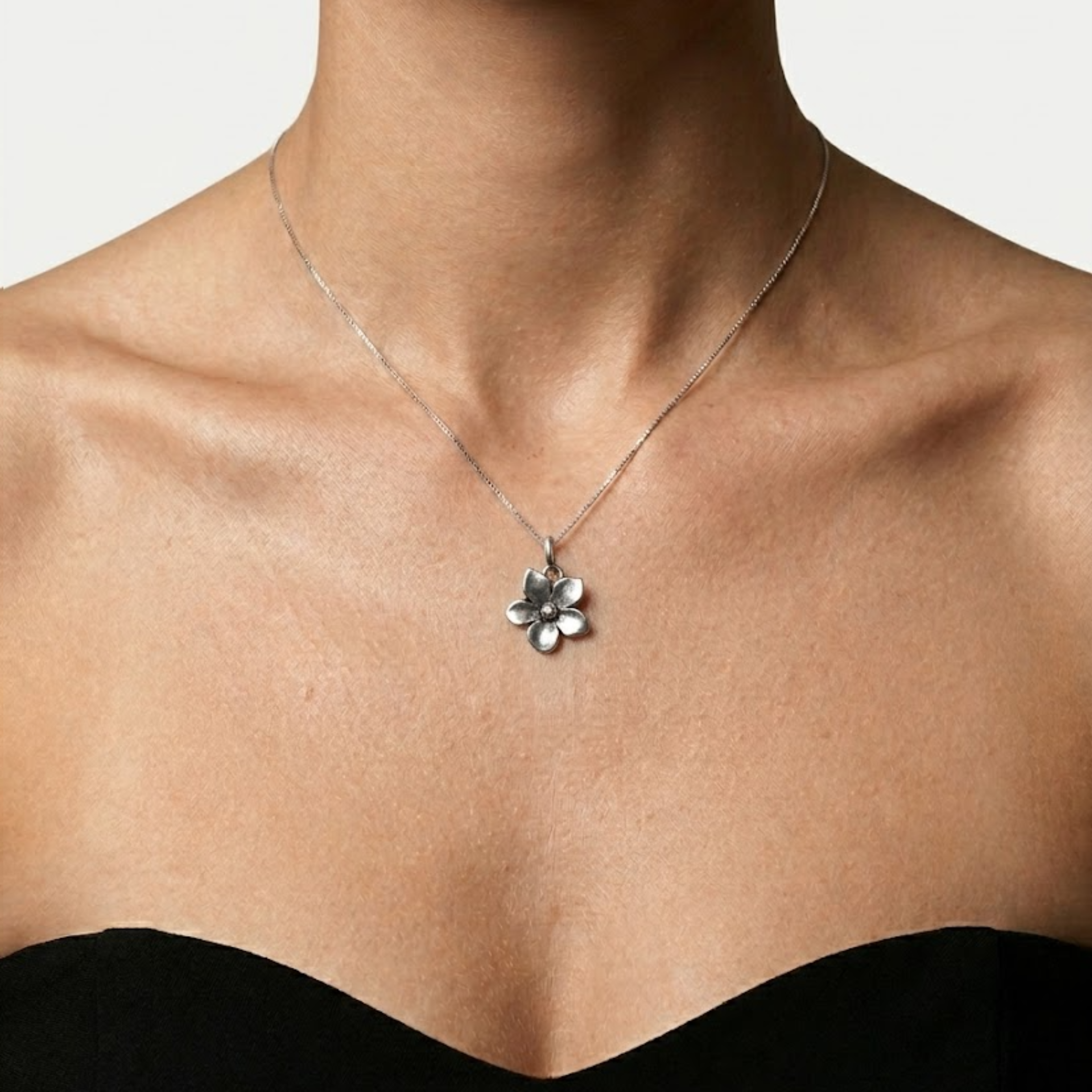 Silver Flower Pendant Necklace - Charming Daisy Design in 925 Sterling Silver. Perfect for daily wear and special gifts.