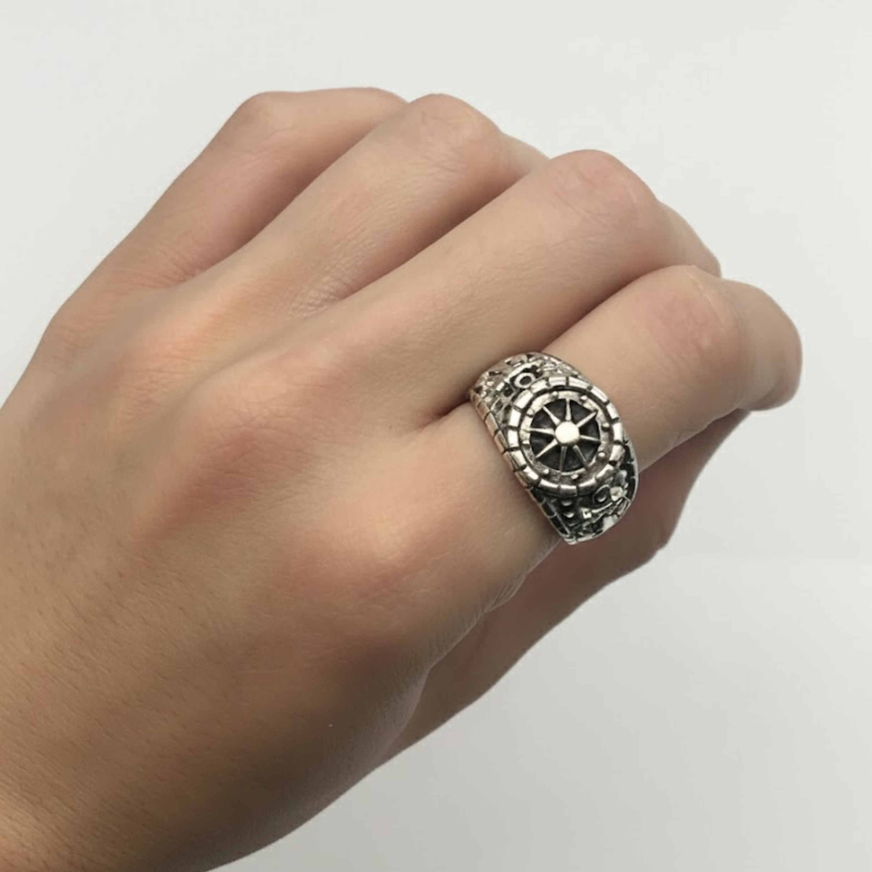 Elegant Silver Anchor Signet Ring in 925 Sterling Silver. Perfect for daily use and thoughtful gifting for special moments.