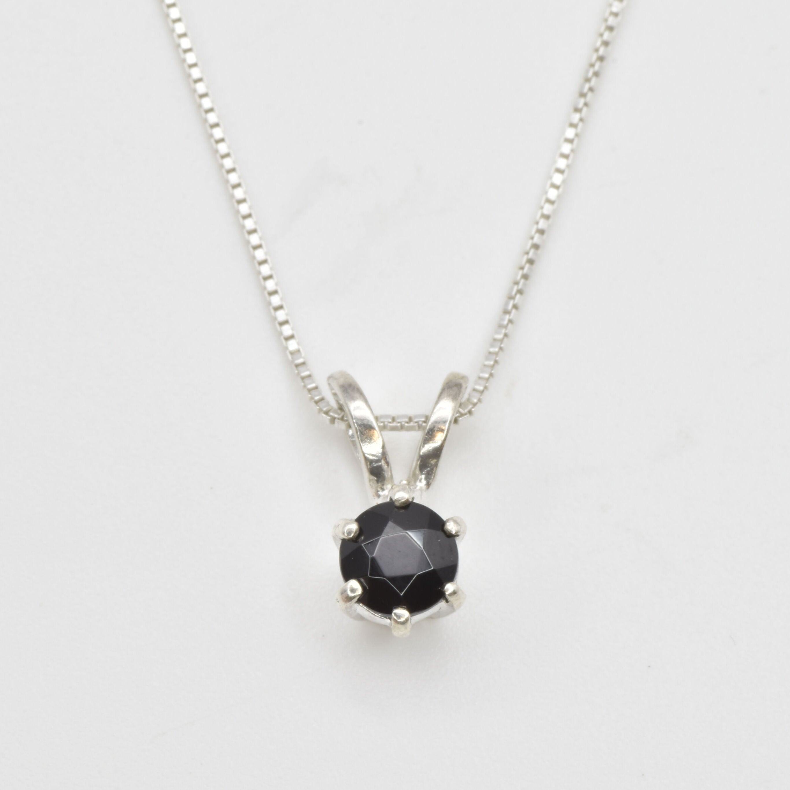 Dainty Onyx Pendant, Natural Onyx, Round Onyx Pendant made in 925 Sterling Silver. Ideal for everyday wear and perfect for birthday gifting and special occasions.