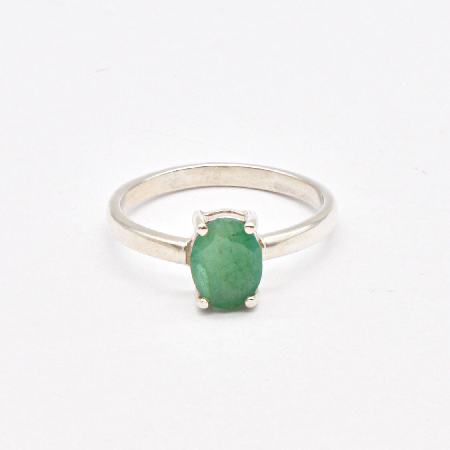 Stunning Natural Emerald Ring in 925 Sterling Silver, symbolizes healing and ideal for everyday elegance and special moments.