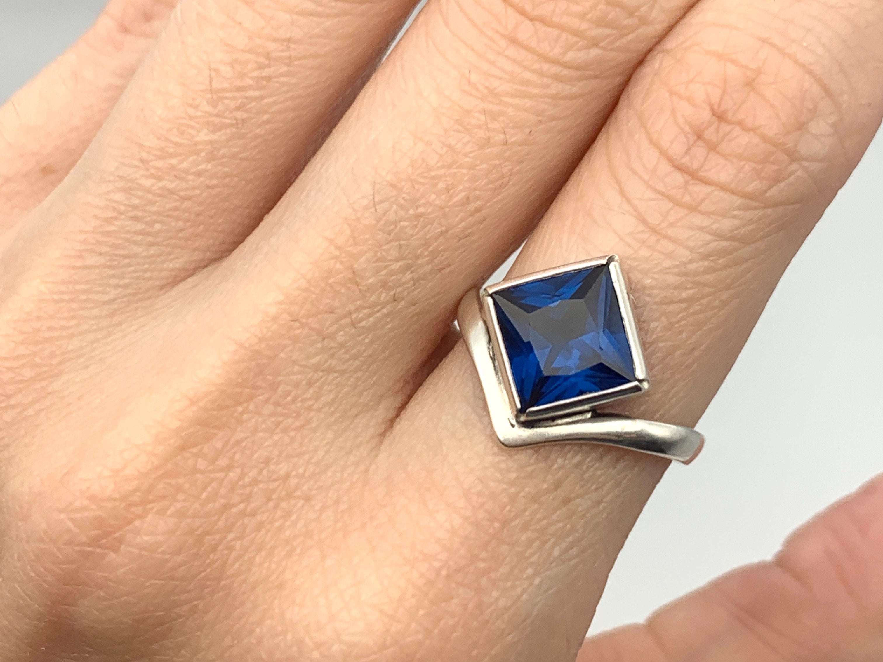 Sapphire ring in 925 sterling silver with square blue sapphire, perfect for September birthdays and symbolic of sincerity.