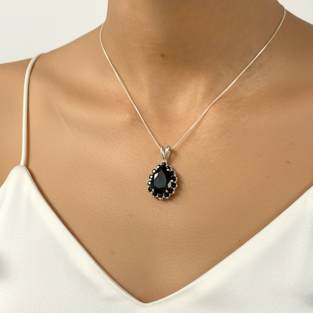 Elegant Black Teardrop Necklace - Vintage Onyx Pendant in 925 Sterling Silver, perfect for special occasions and everyday style.