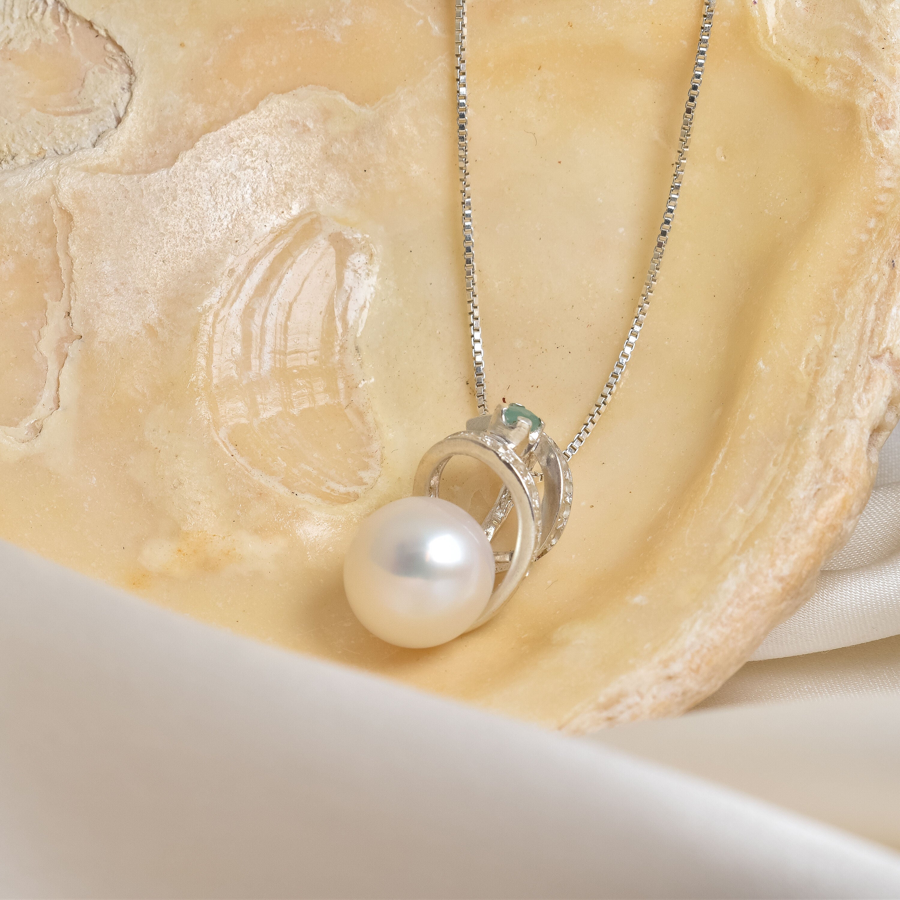 2504-P-nWHP: Sterling Silver 925 Natural White Pearl Natural Emerald