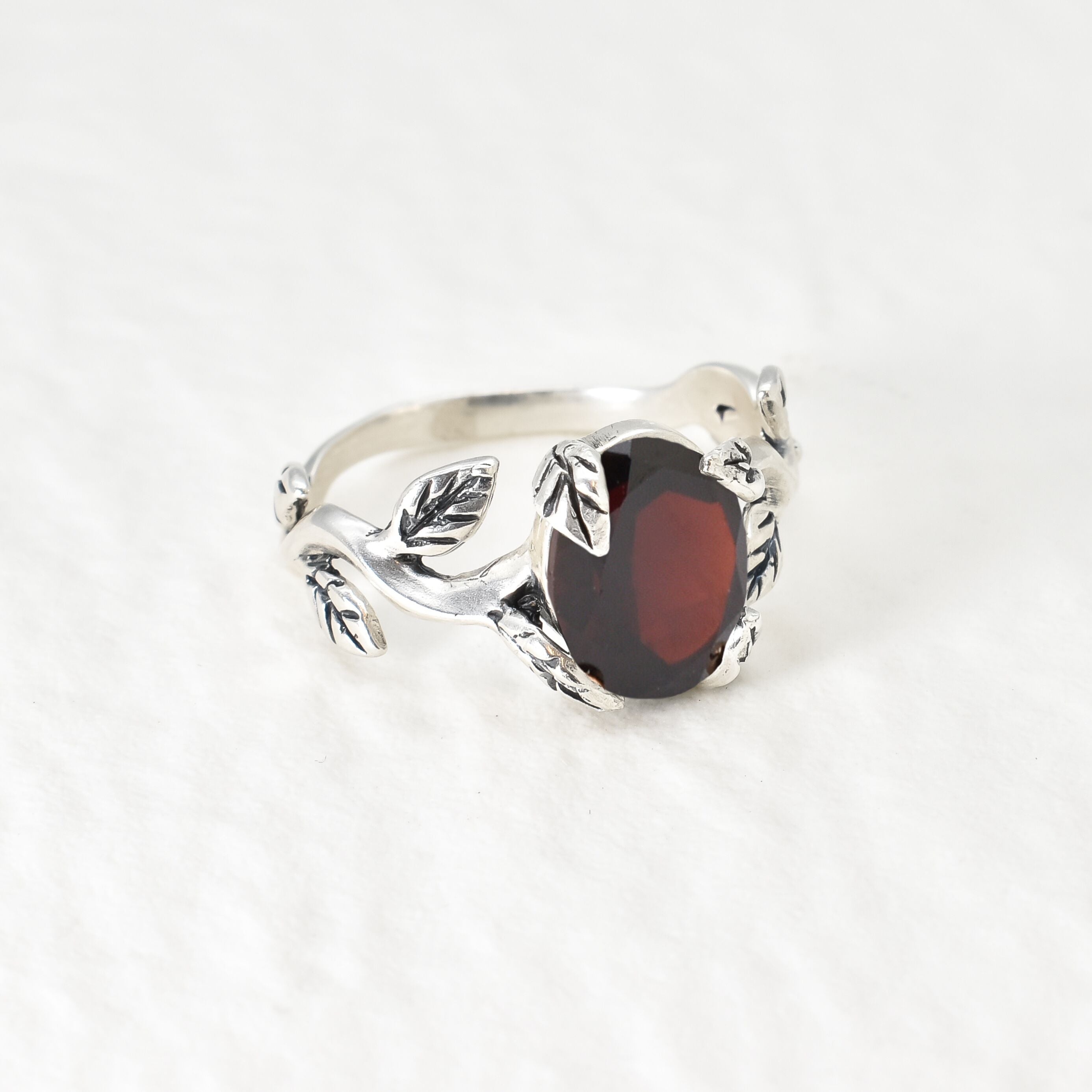 2848-R-nGAR/1: Sterling Silver 925 Garnet 10x8mm Oval