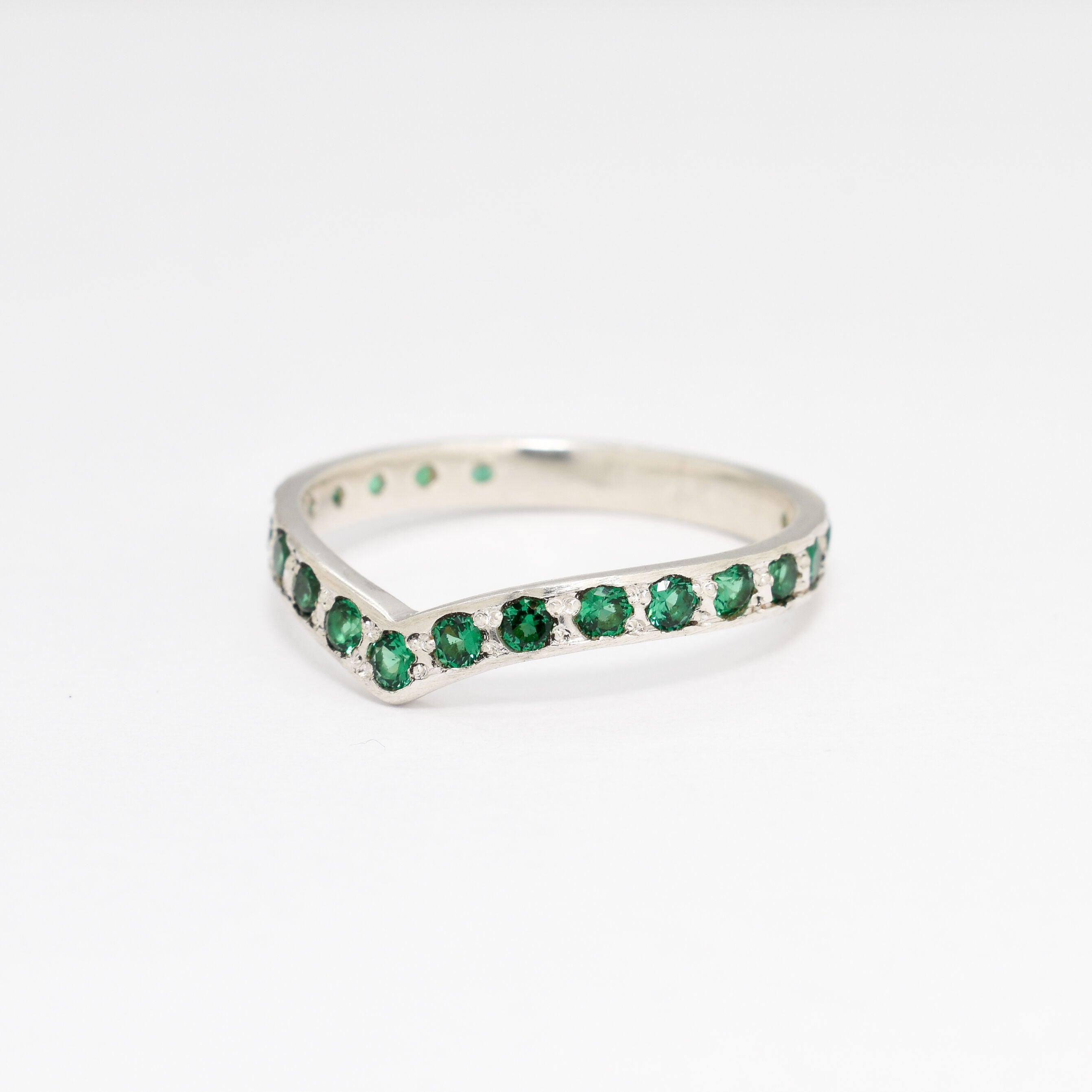 Stylish 925 Sterling Silver ring with a stunning Round Created Green Emerald, great for daily wear and meaningful gifts.