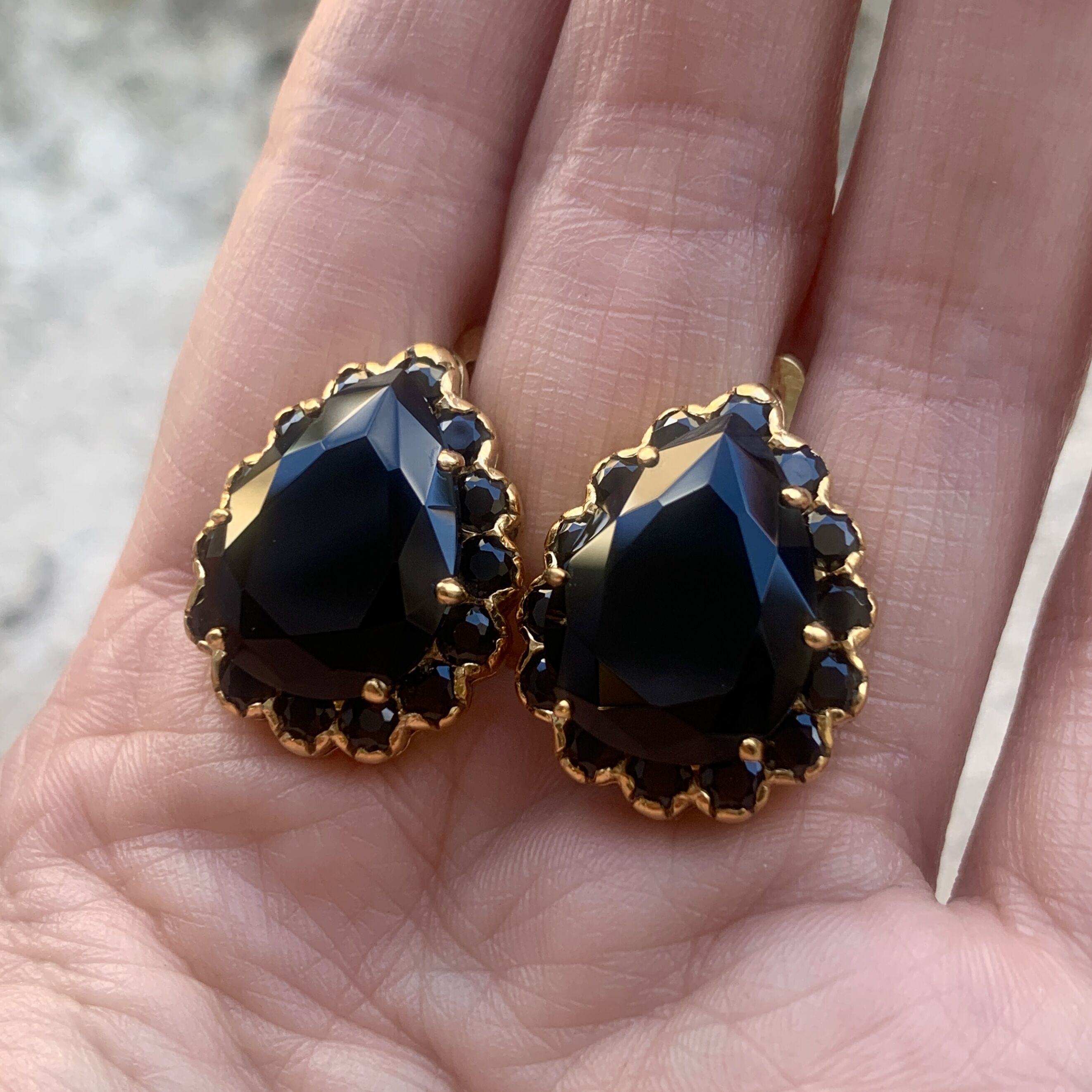 6025-E-nONY: Gold Vermeil 18k Onyx 16x12 Teardrop Onyx 3mm