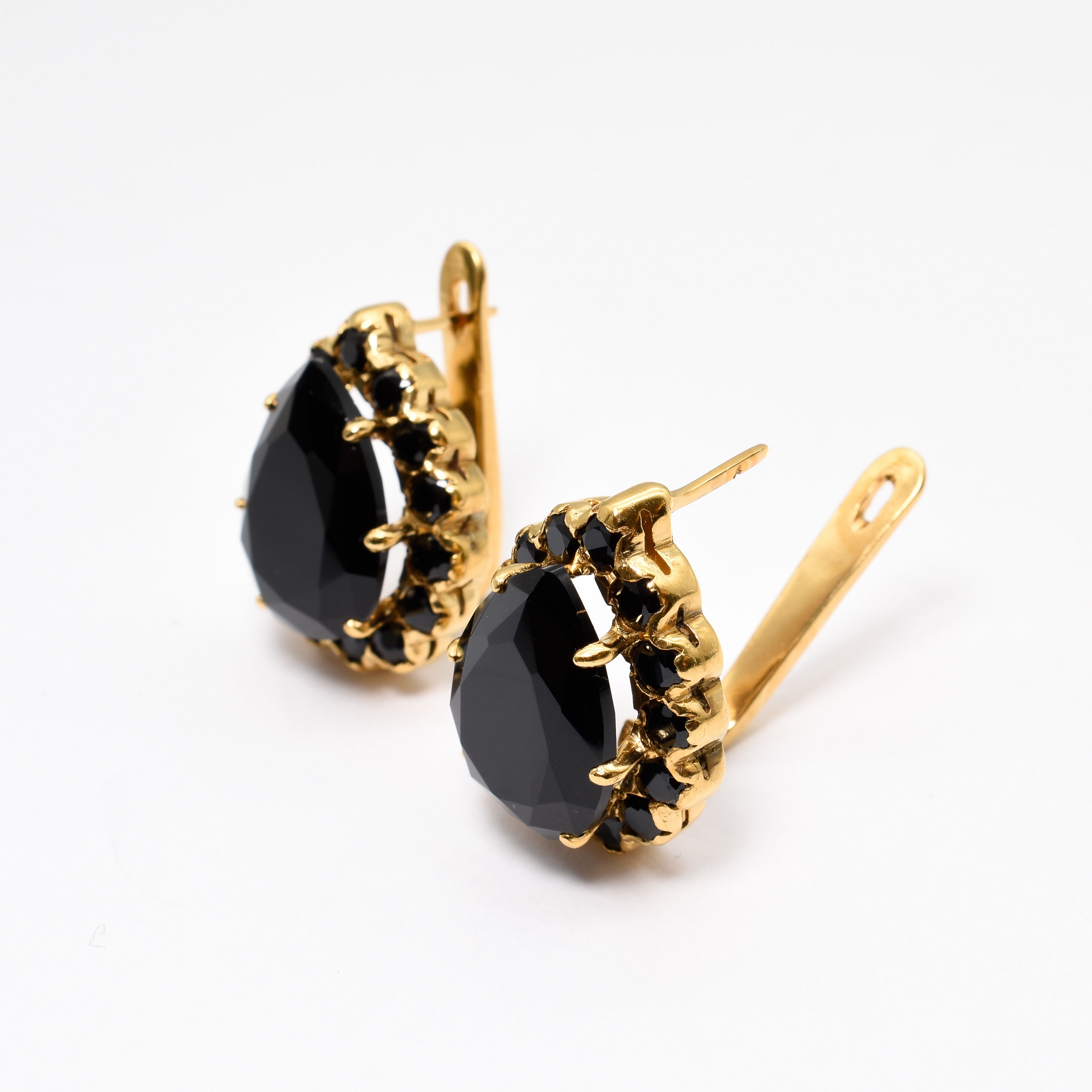 6025-E-nONY: Gold Vermeil 18k Onyx 16x12 Teardrop Onyx 3mm