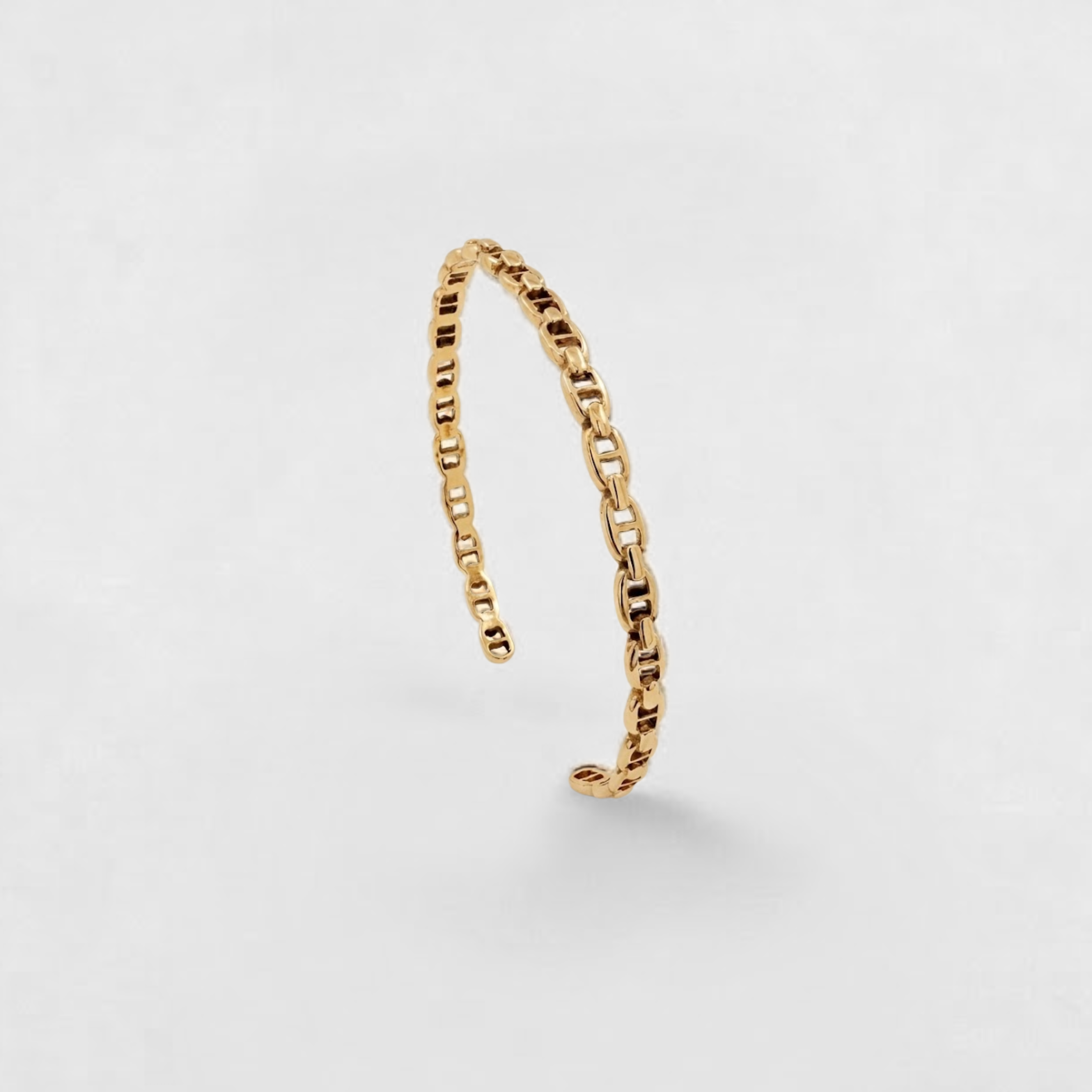 Gold Mariner Chain Bracelet - Modern Anchor Link Bracelet - Everyday Jewelry for Women made in 18k Gold Vermeil. Ideal for everyday wear and perfect for birthday gifting and special occasions.