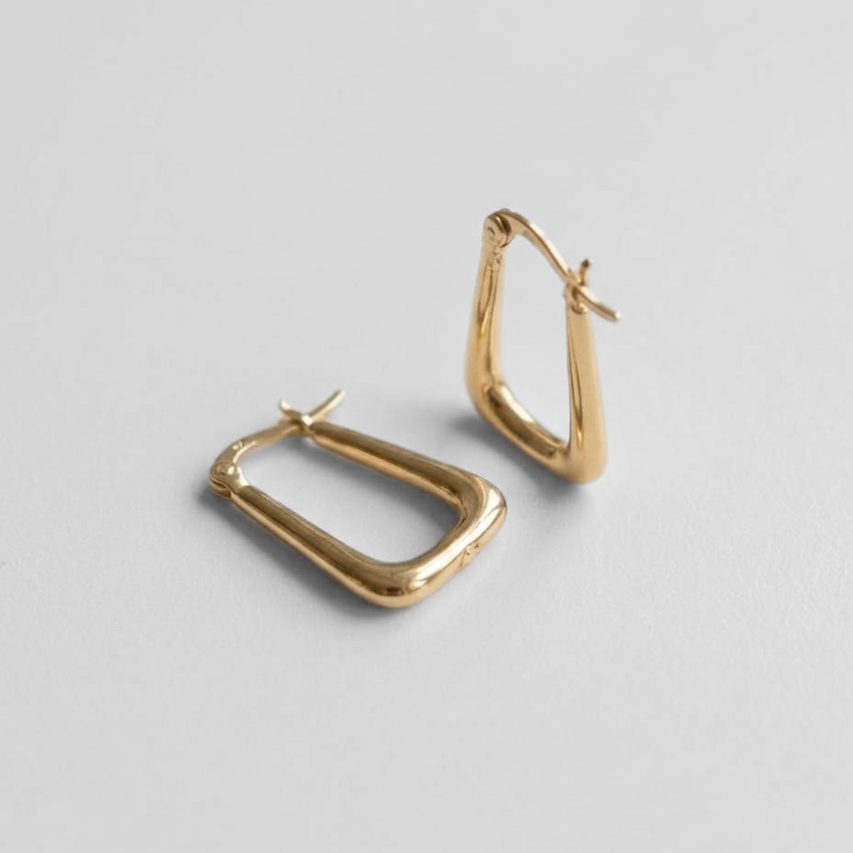 18k gold vermeil rectangular hinged hoops with angular geometric shape, versatile everyday earrings ideal as a gift