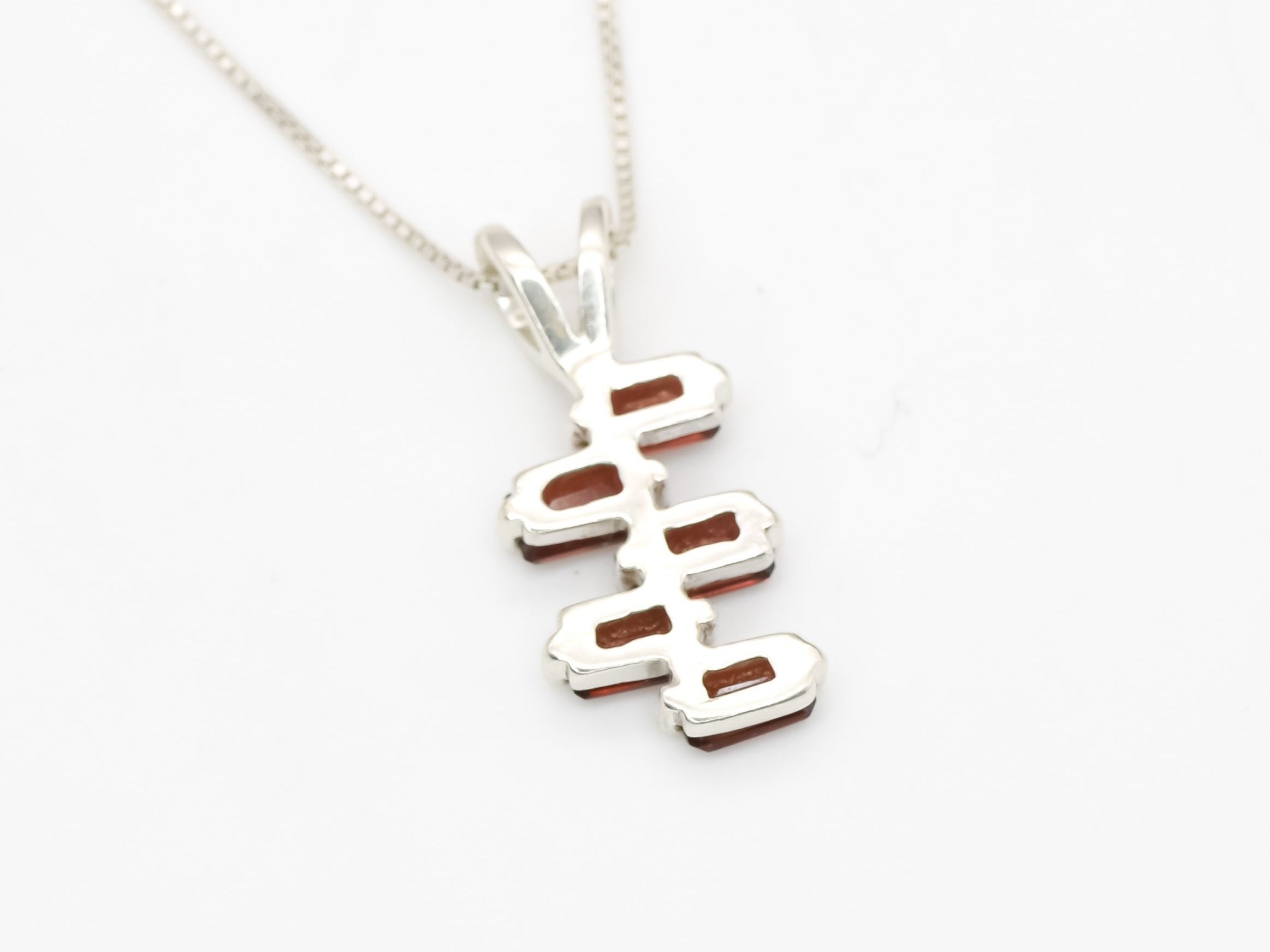 Garnet pendant in sterling silver with geometric arrangement for flair