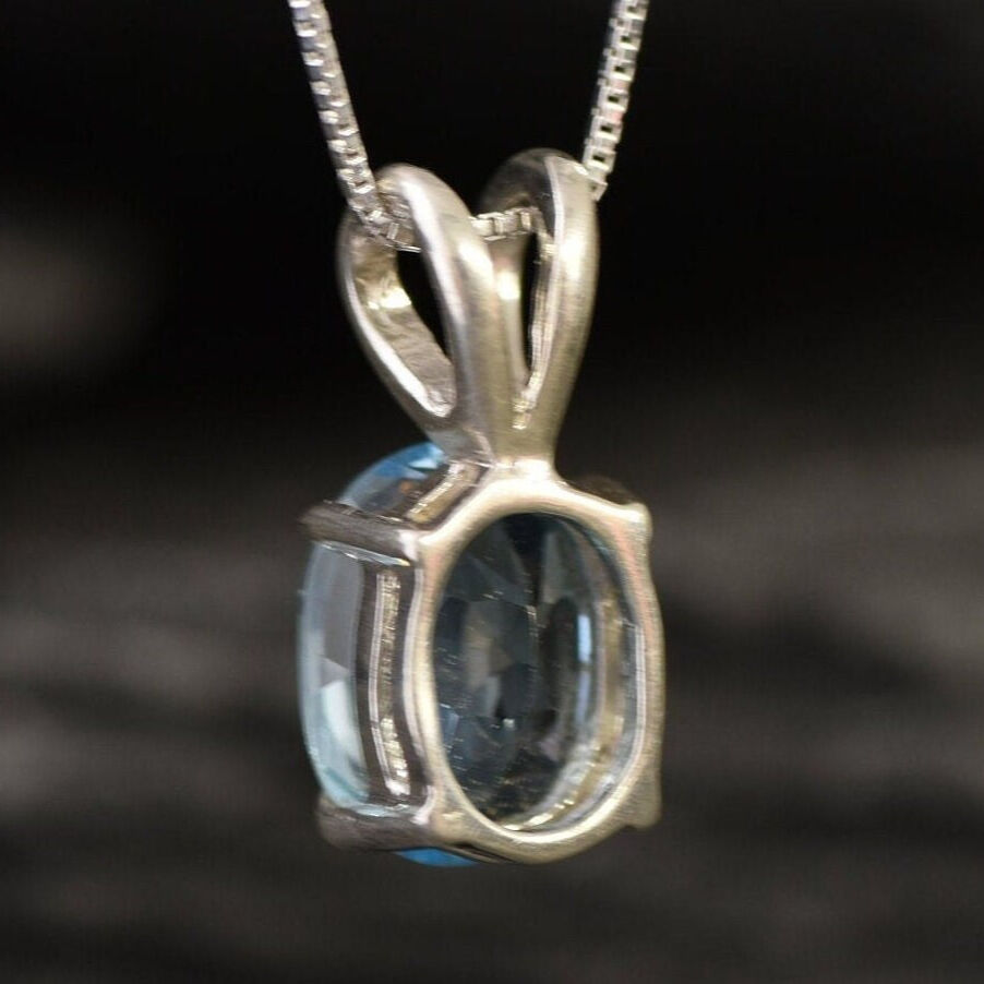 Blue Topaz pendant with dainty shape and luxurious 3 carat size
