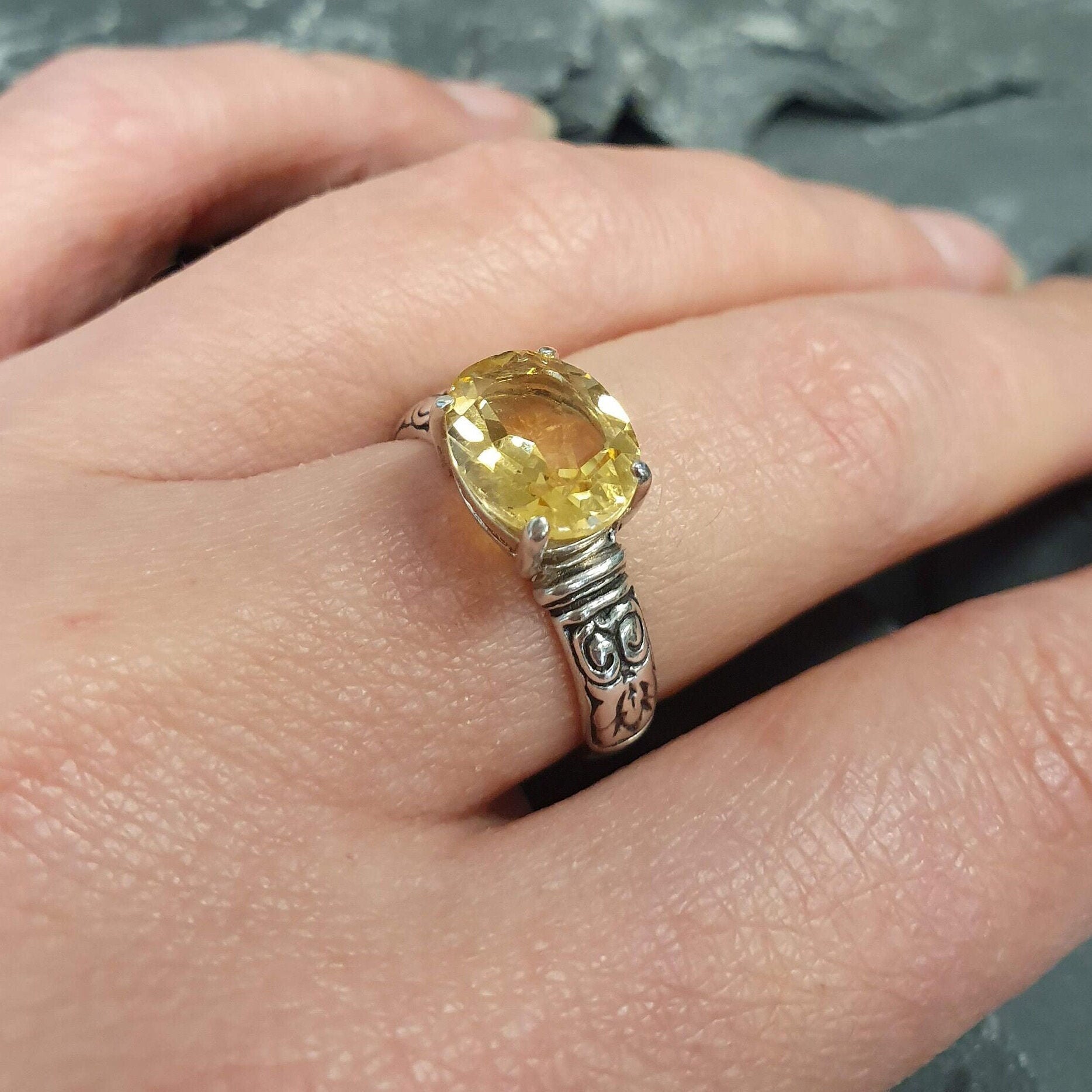 Decorative band adds vintage elegance to gemstone ring

