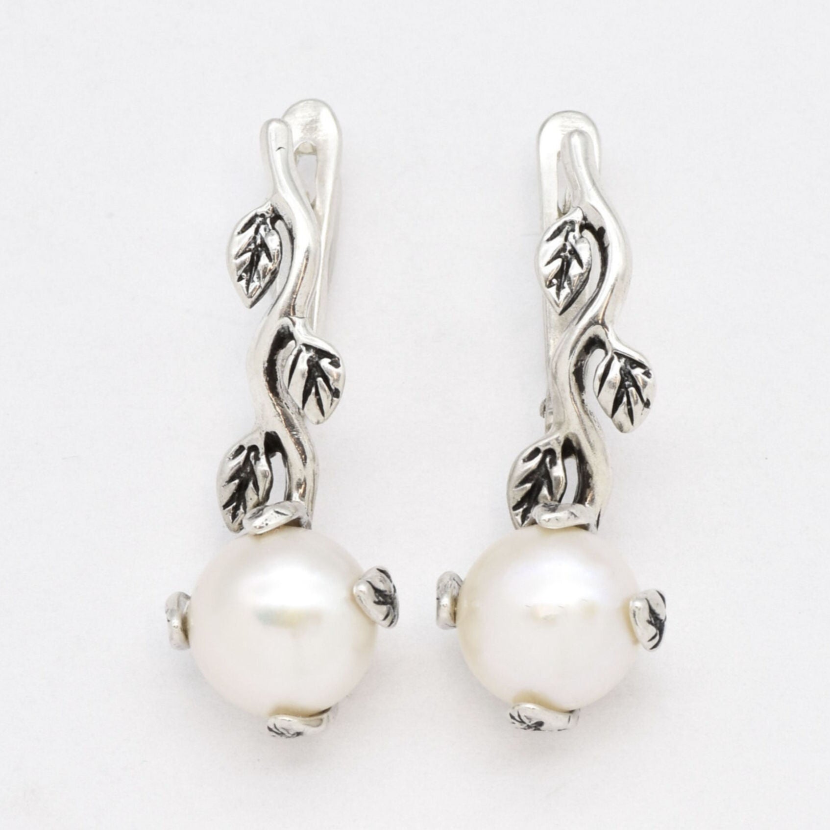 Elegant natural pearl earrings with botanical detailing, perfect for timeless bridal styling or June birthday gifts.