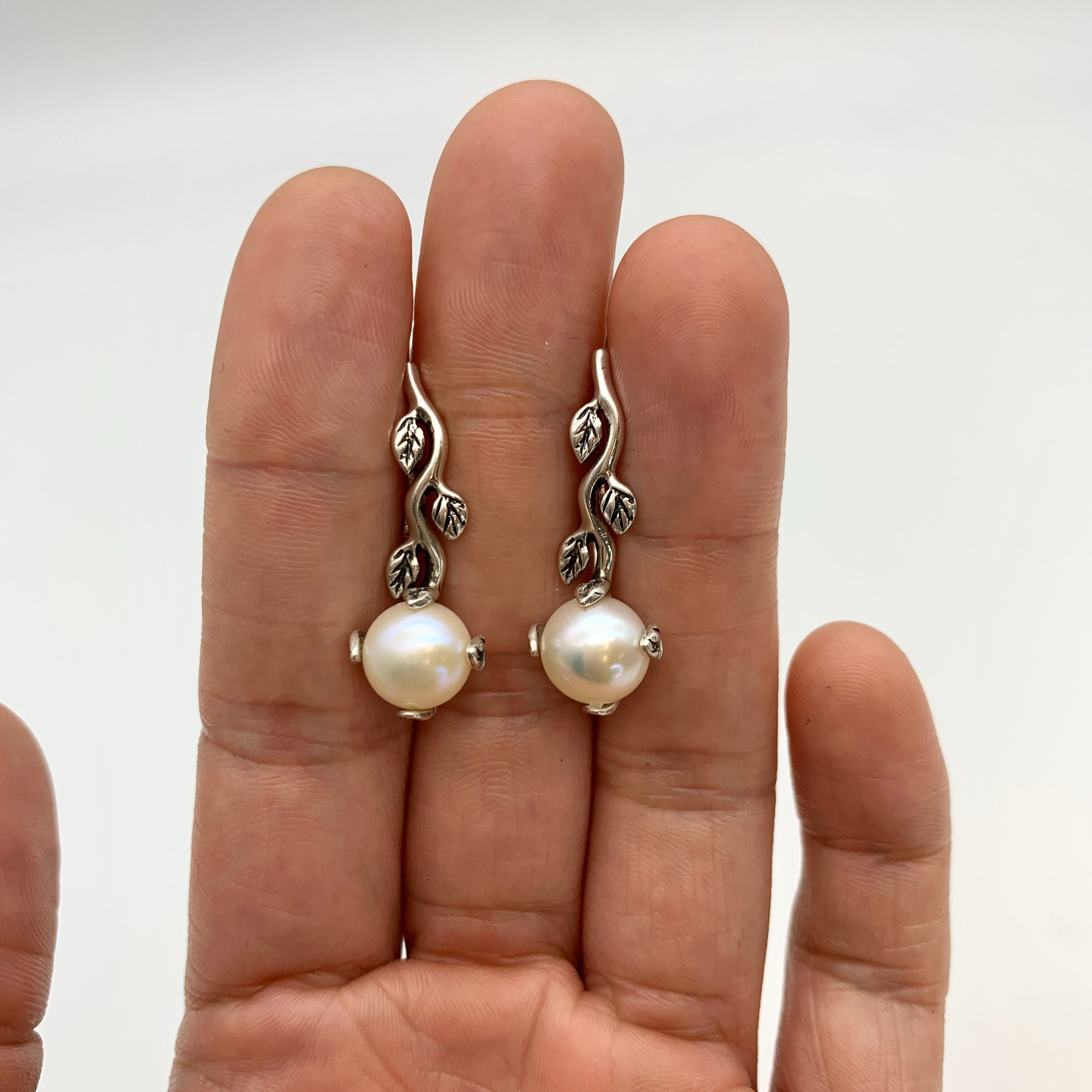 Feminine and organic, ideal for bridesmaids or a thoughtful anniversary gift with meaning.