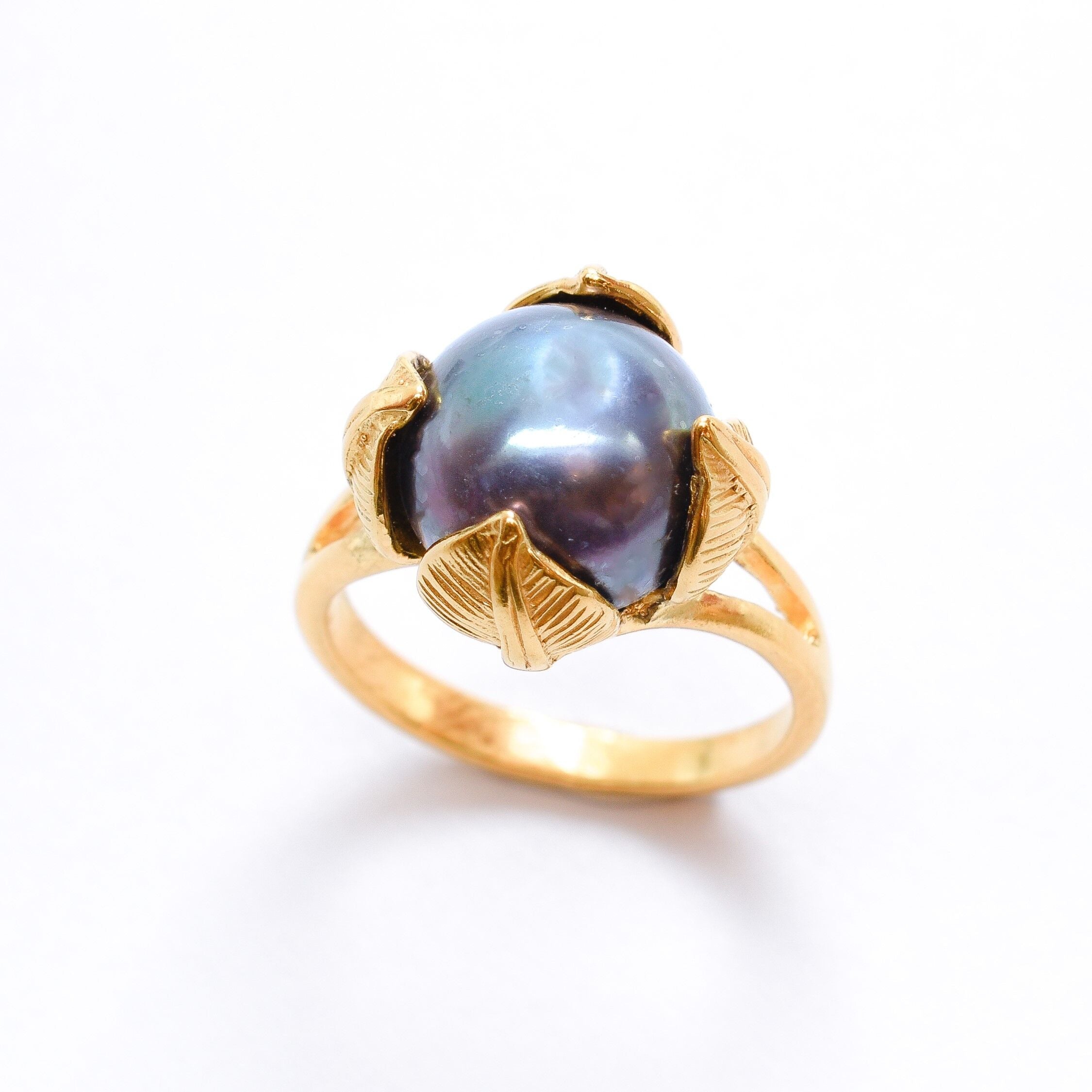 Beautiful Black Pearl Leaf Ring in 18k Gold Vermeil - A timeless accessory for any occasion and a lovely birthday gift.
