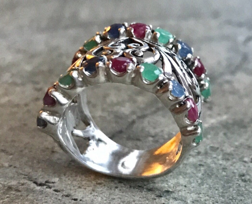 Stylish natural emerald ring in 925 sterling silver, a perfect May birthday gift symbolizing harmony and emotional wellness.