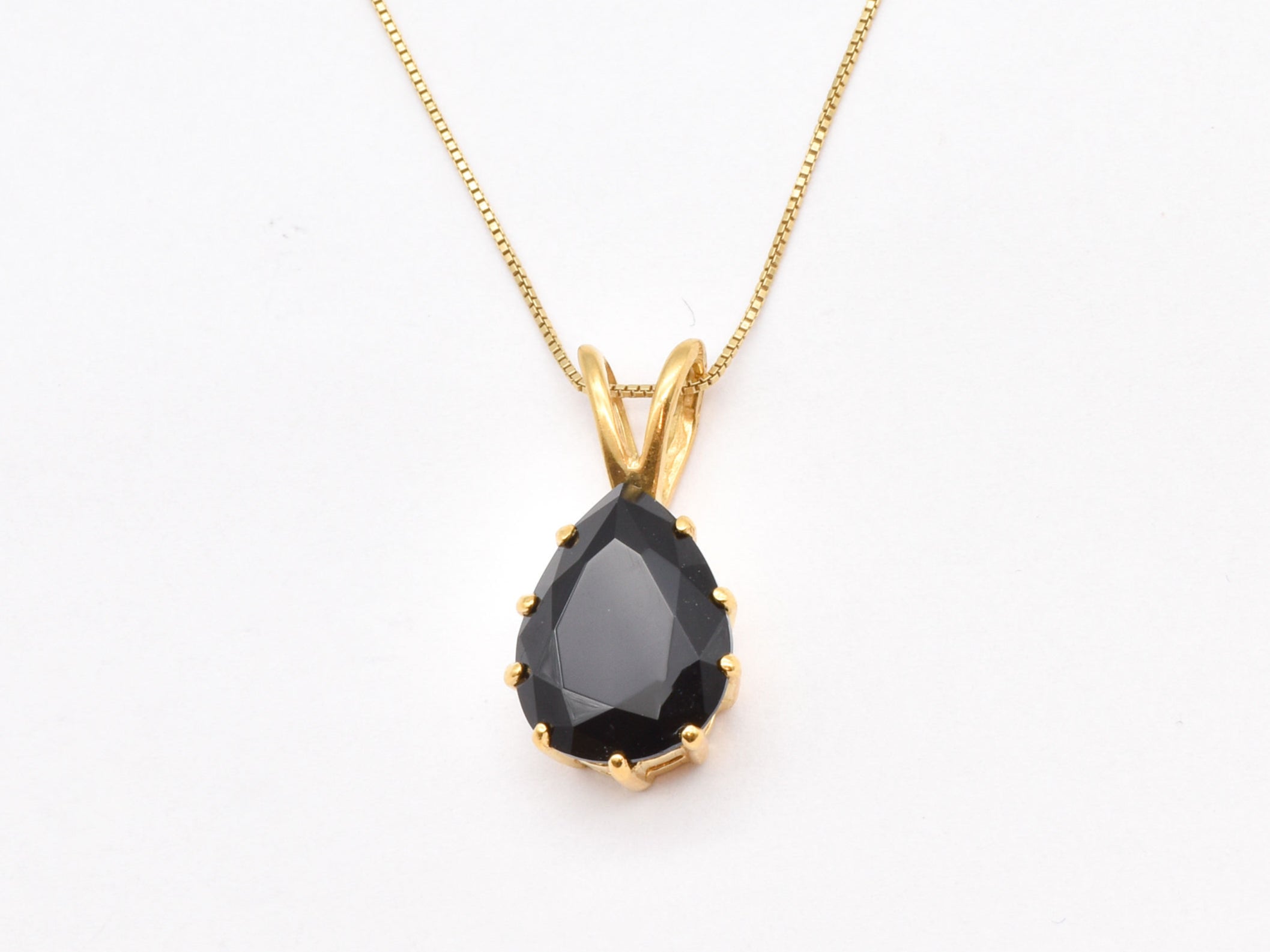 An elegant Onyx Pendant for winter parties or night outs.