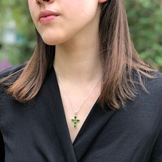 Emerald and Chrysoprase pendant with subtle shine, ideal for daily wear