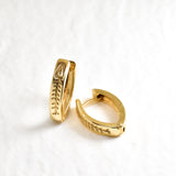 18k Yellow Gold earrings with fishbone design, hinged hoops perfect for casual look, and summer outfit.