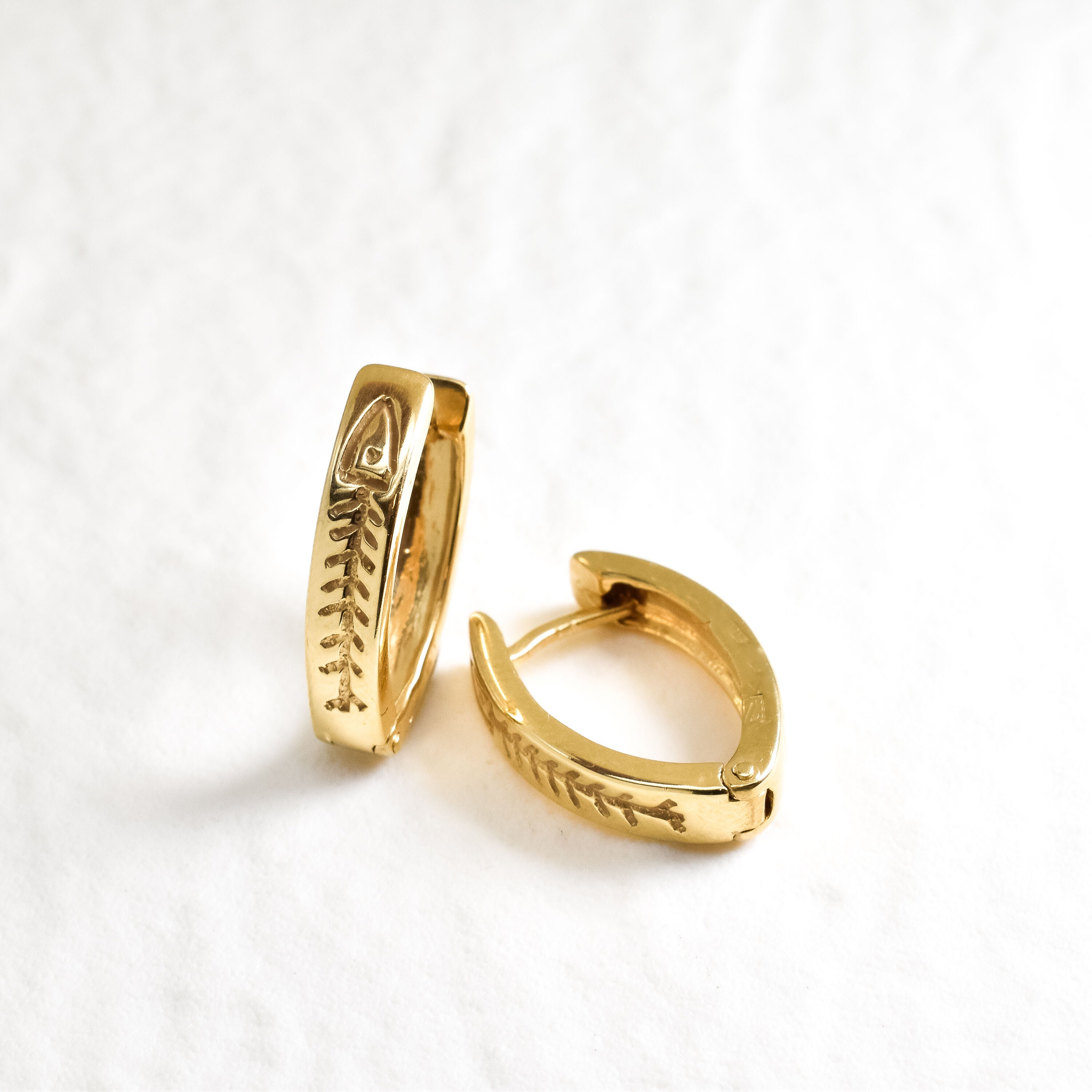 18k Yellow Gold earrings with fishbone design, hinged hoops perfect for casual look, and summer outfit.