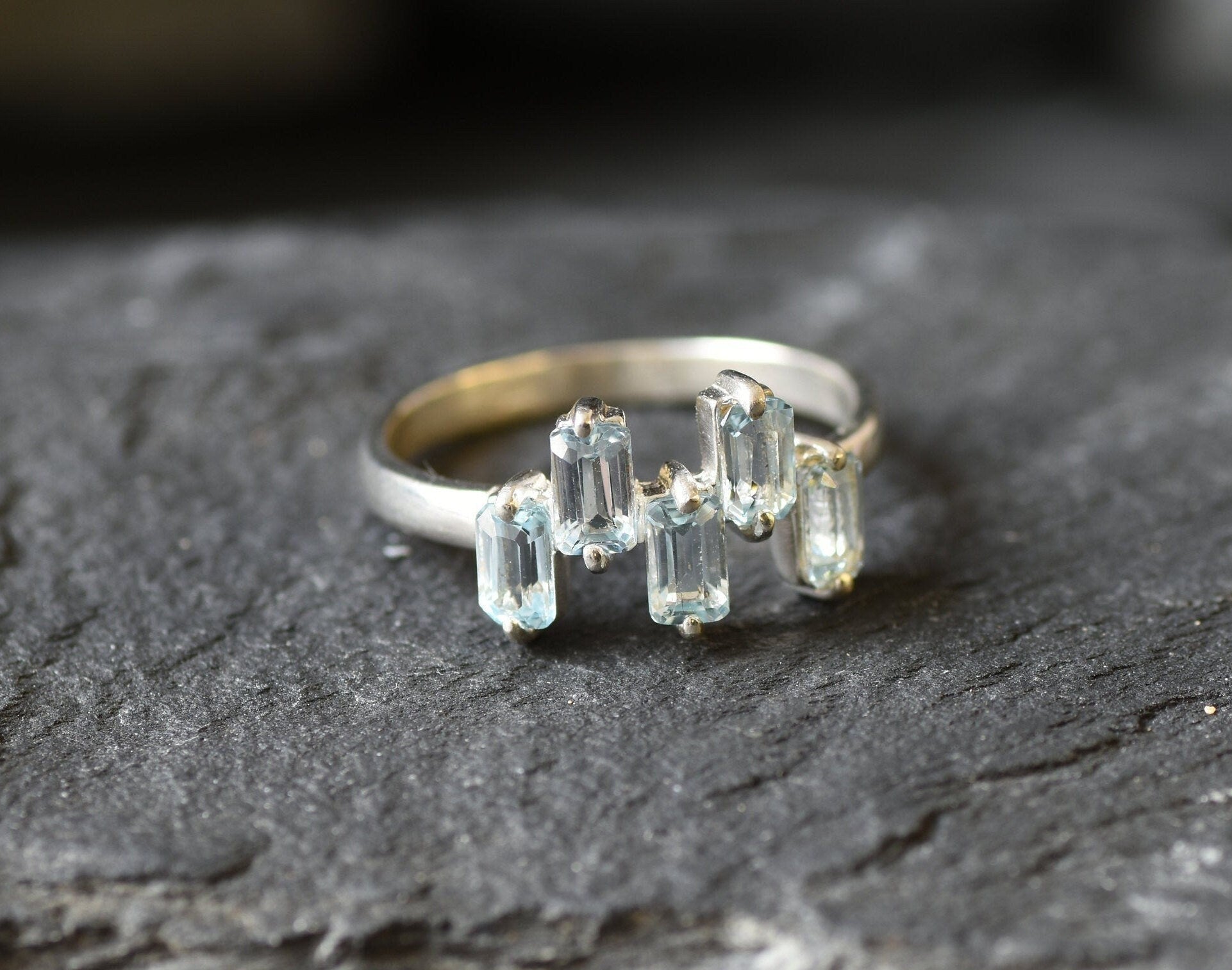 Five-stone topaz ring ideal for daily elegance or a chic birthday gesture.