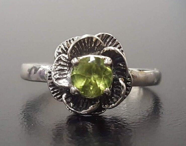 Handmade Sterling Silver ring with floral Peridot detail, perfect for eco-conscious gifting and nature lovers.