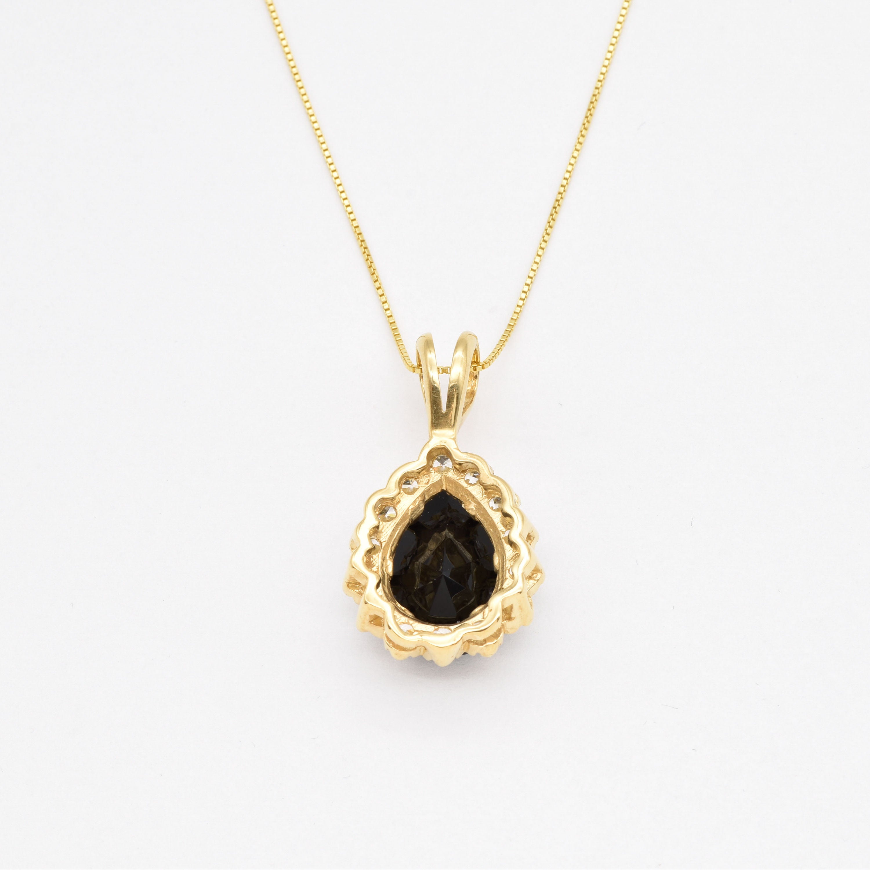 Bold Onyx Pendant Necklace serves as a luxurious statement piece.