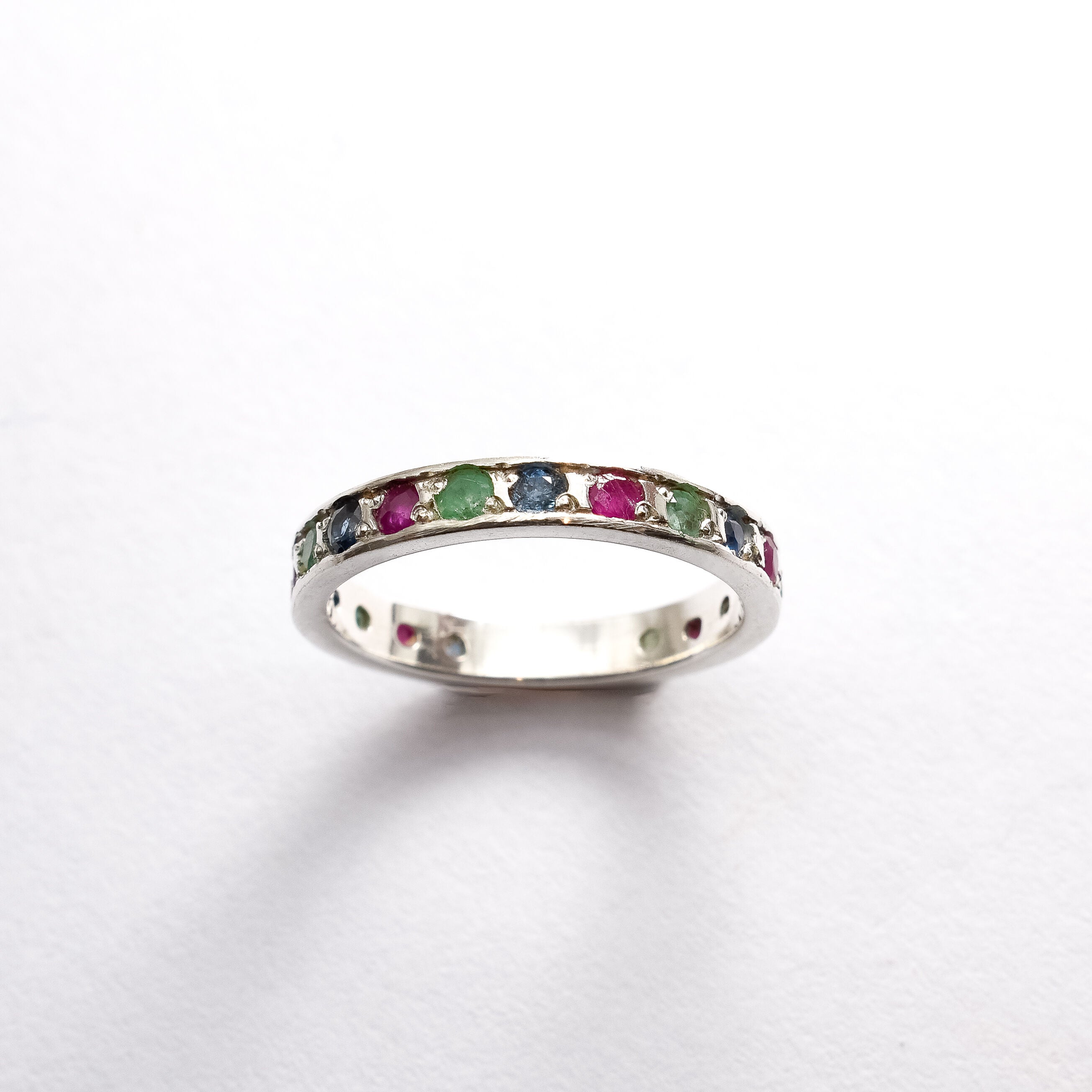 Stunning 925 sterling silver ring featuring a round natural blue sapphire, perfect for birthdays and meaningful occasions.