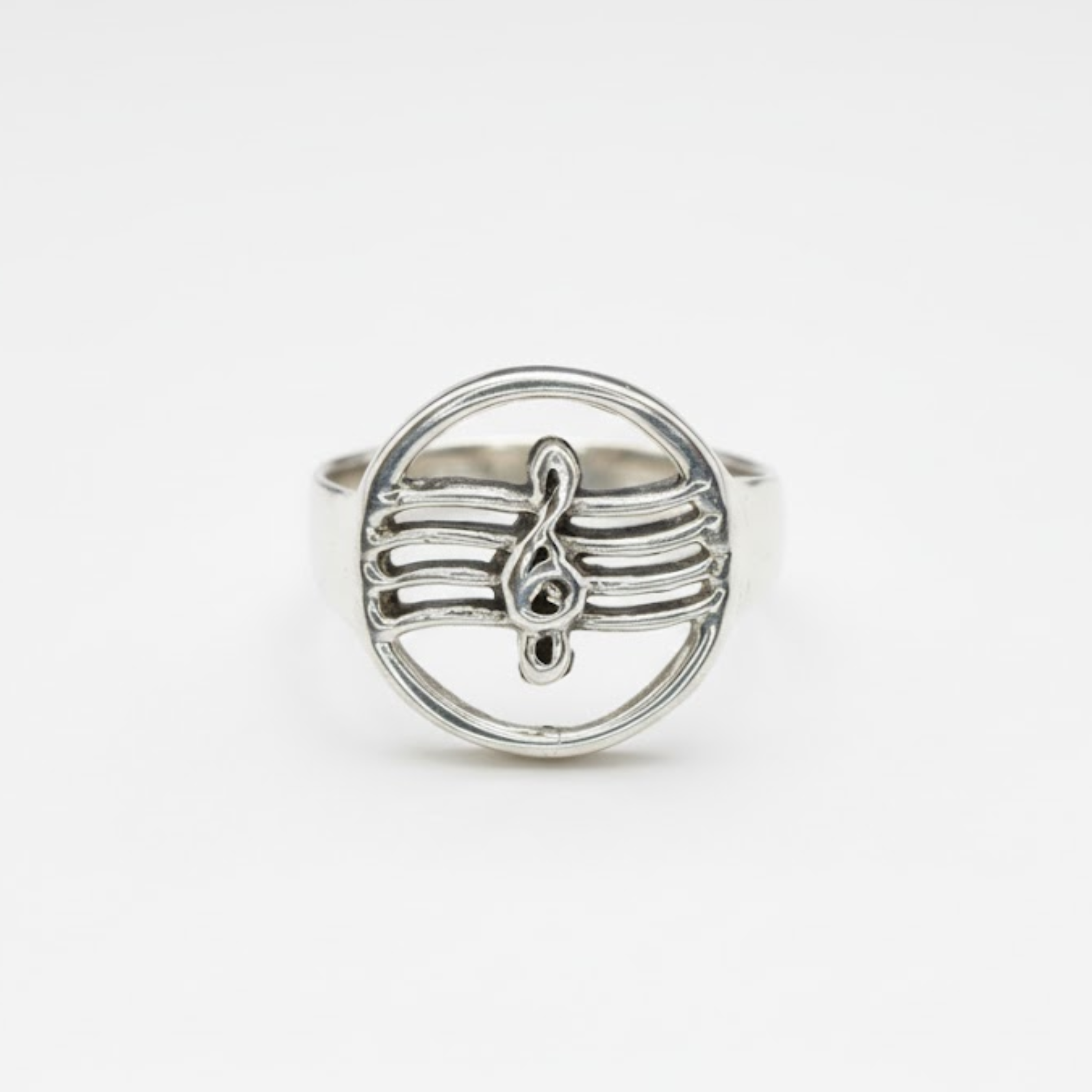 Stylish Music Note Ring in 925 Sterling Silver - Ideal for daily wear and a thoughtful present for music enthusiasts.