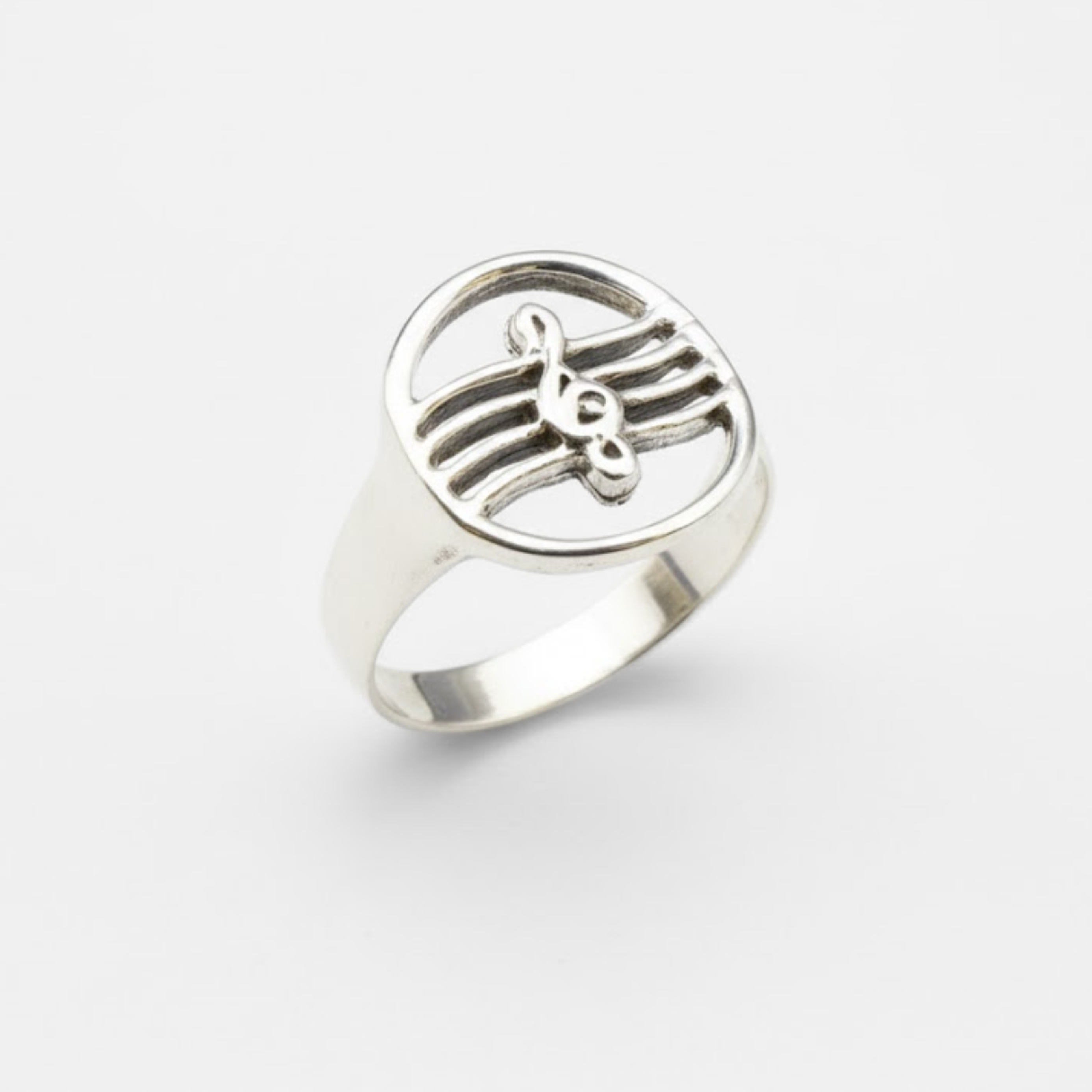 Treble Clef Ring in 925 Sterling Silver - A perfect gift for music lovers and an elegant accessory for any occasion.
