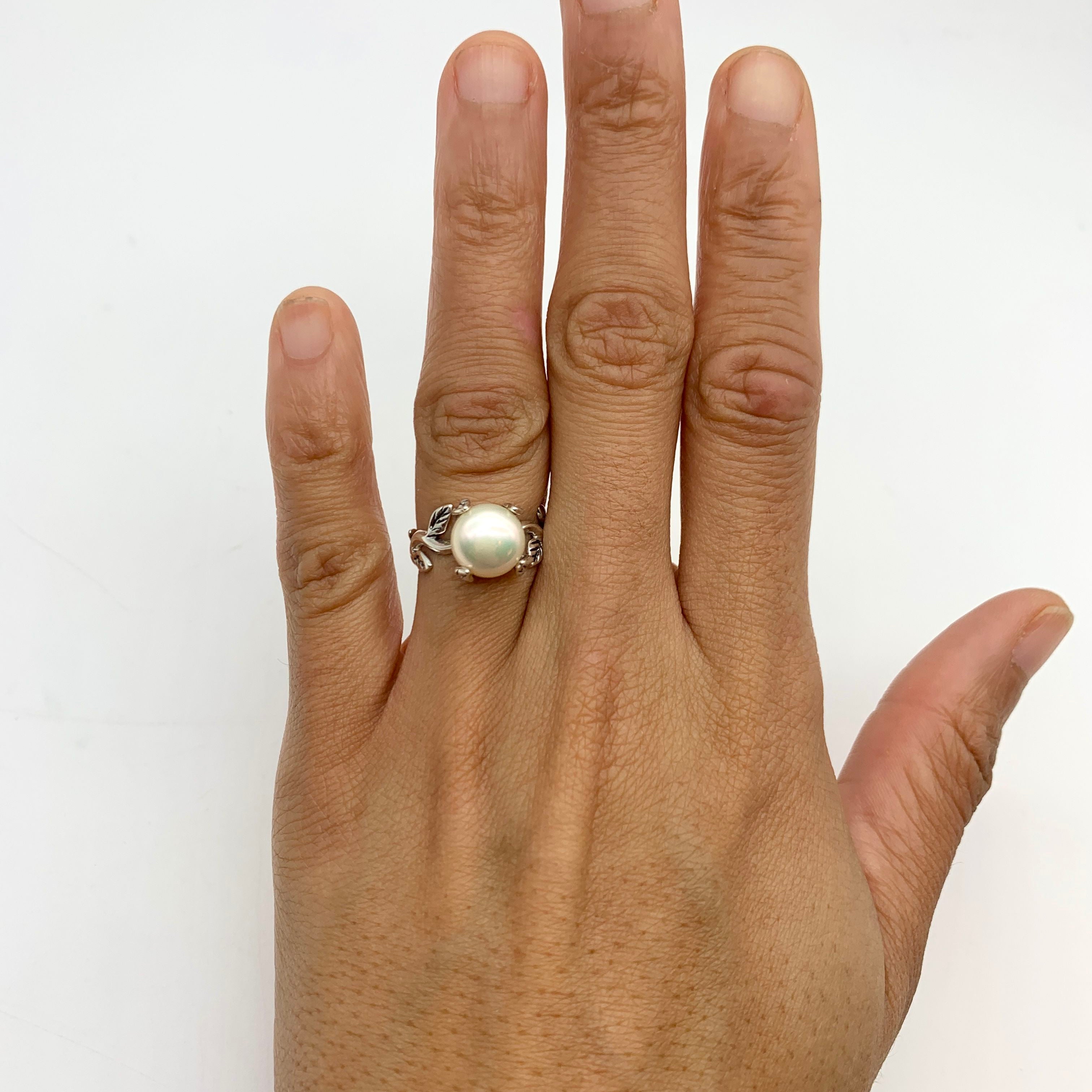 Natural Pearl Ring with timeless elegance for birthdays and graduations.