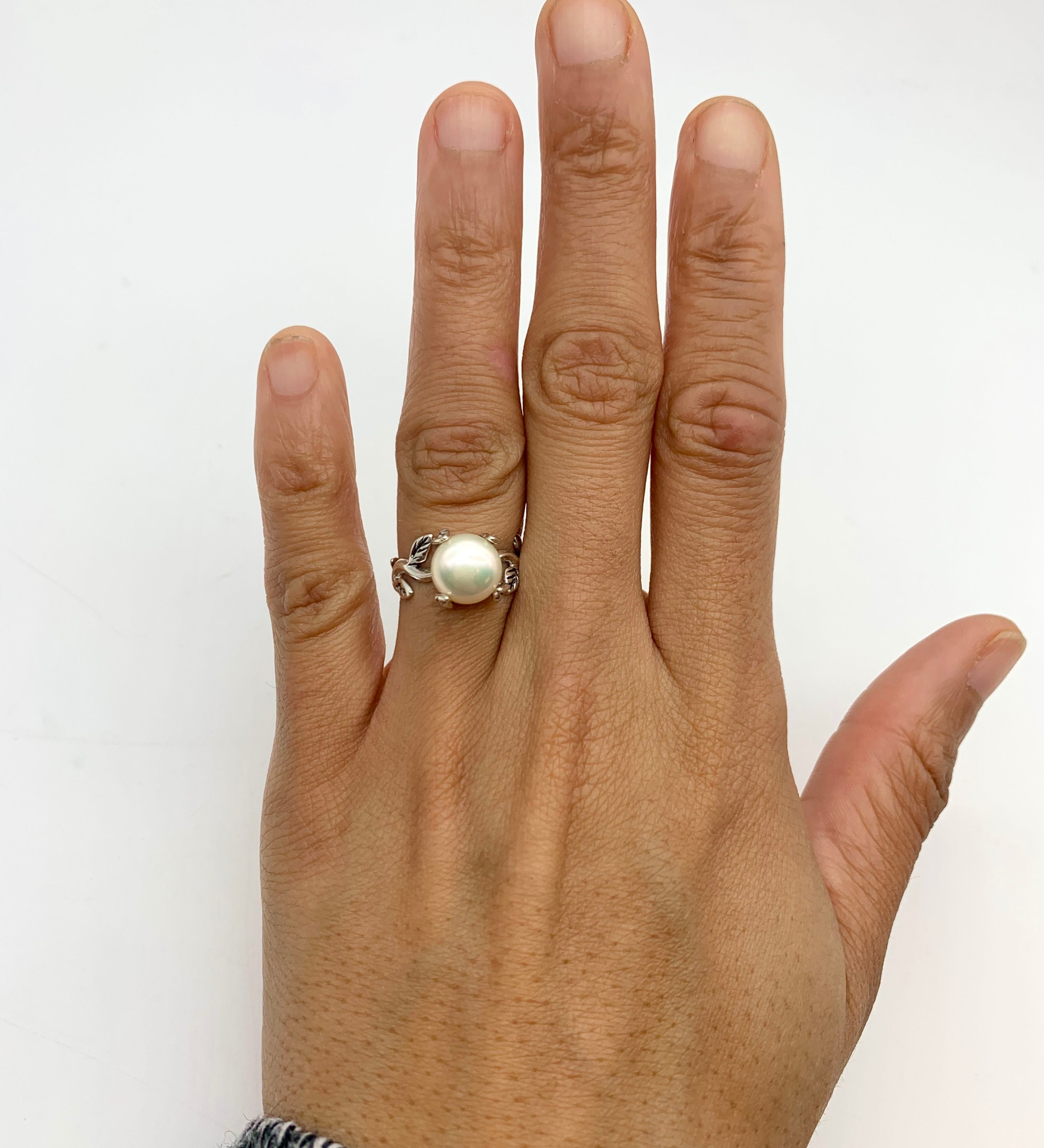 Natural Pearl Ring with timeless elegance for birthdays and graduations.