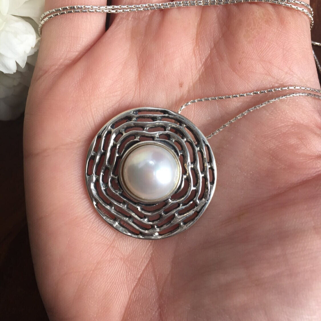Natural Pearl necklace in a sterling silver circle design, offers a touch of serenity and elegance, perfect for meaningful gifts like Mother's Day or graduations.