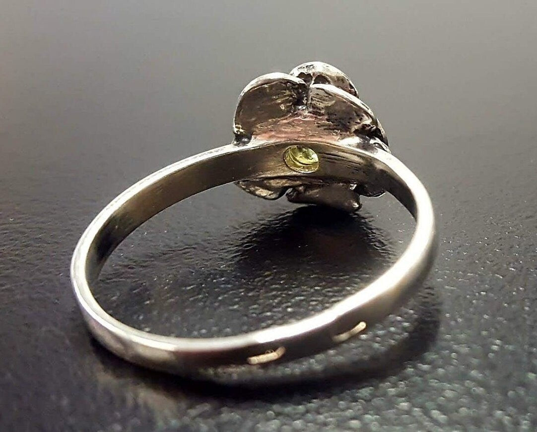 Flower-inspired Sterling ring with Peridot gemstone, invokes harmony and a calm aura, ideal as a mindful keepsake.