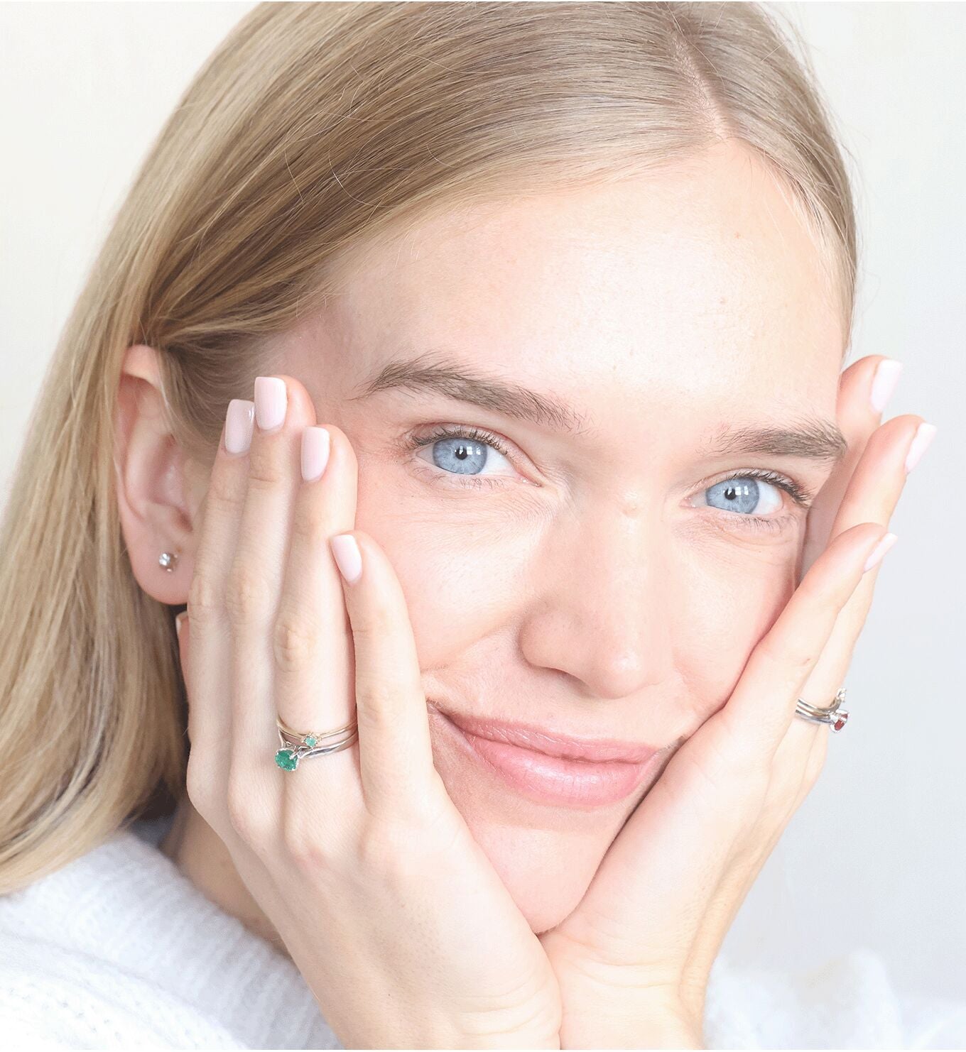 Real Dainty Emerald Ring set in Solid 18k Yellow Gold, with minimalist design, perfect as Engagement Ring or Wedding Ring, ideal gift for her