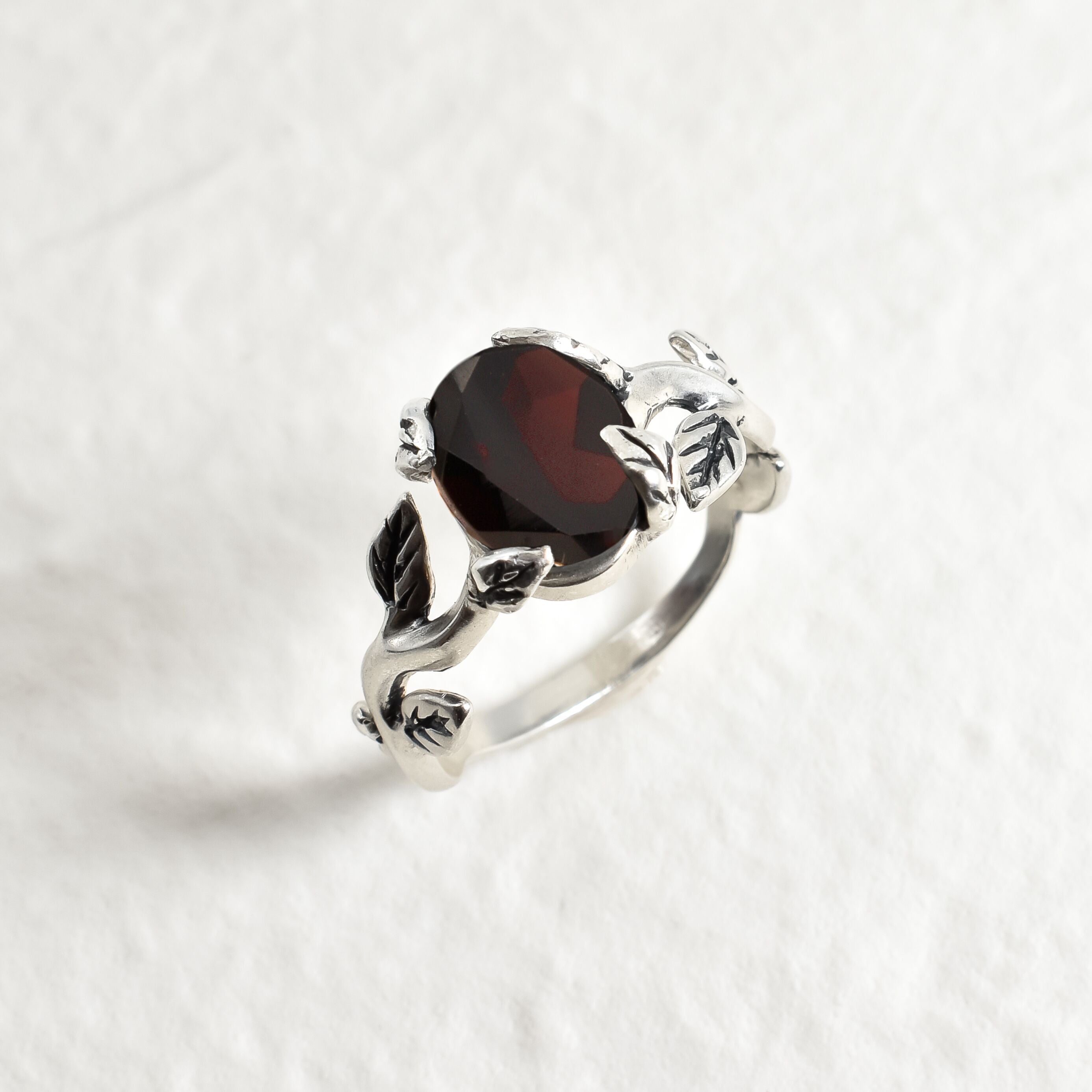 2848-R-nGAR/1: Sterling Silver 925 Garnet 10x8mm Oval