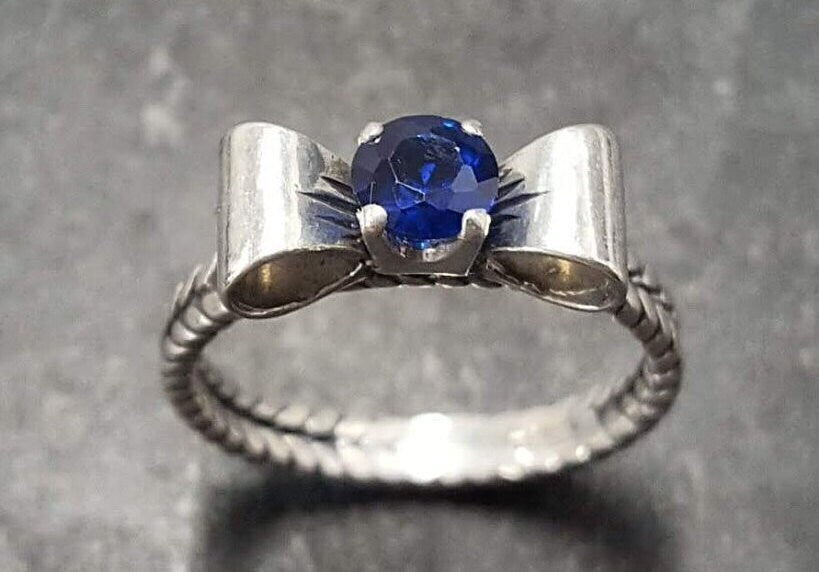 Charming created sapphire ring in 925 sterling silver with a radiant blue stone, ideal for everyday elegance and special gifts.
