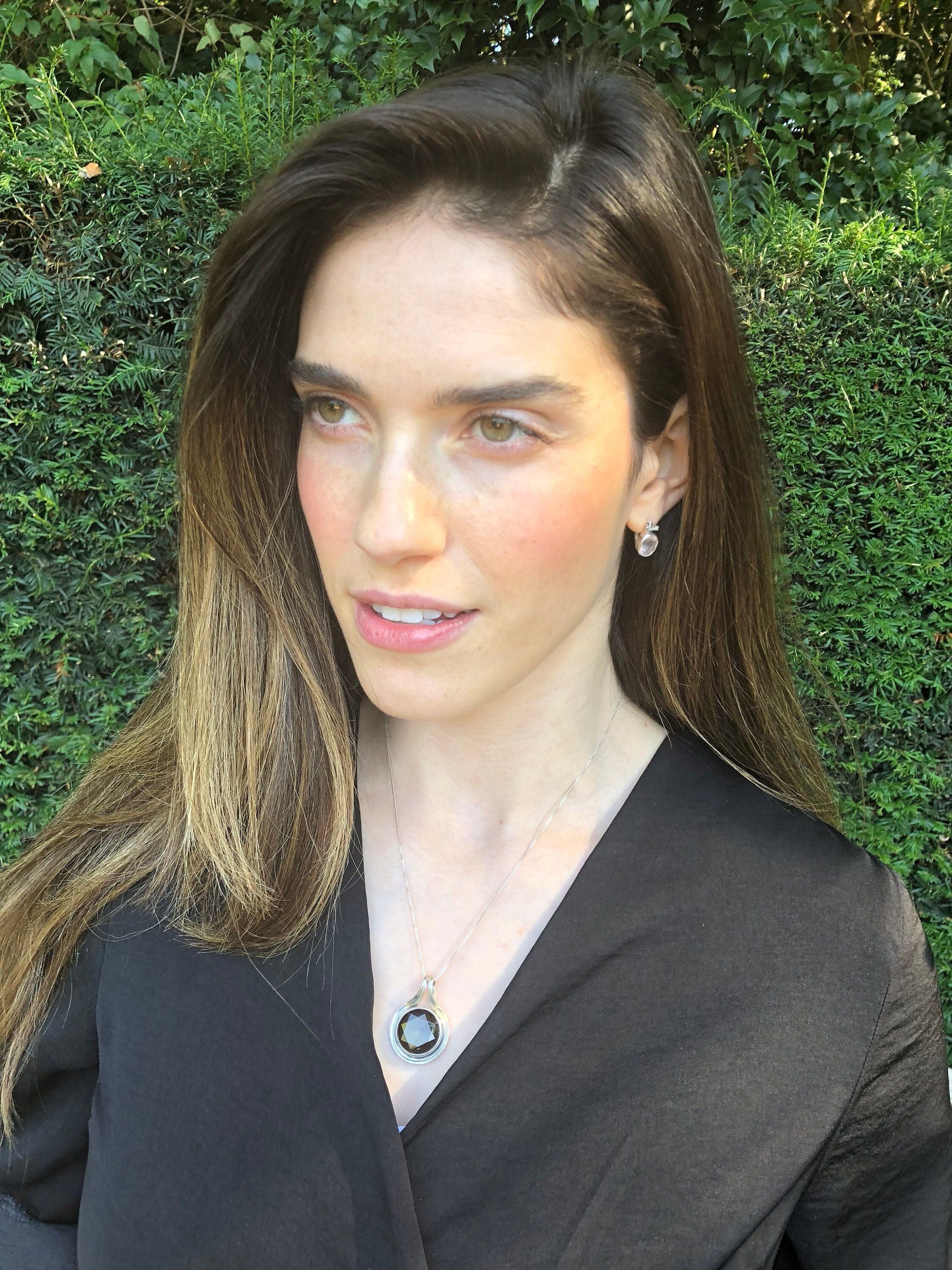 Chic rose gold vermeil pendant with a round blue sapphire, a timeless piece for everyday elegance and heartfelt gifts.