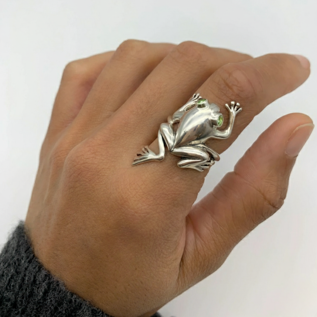 Elegant Natural Peridot Ring in 925 Sterling Silver, perfect for August birthdays and celebrating growth and renewal.